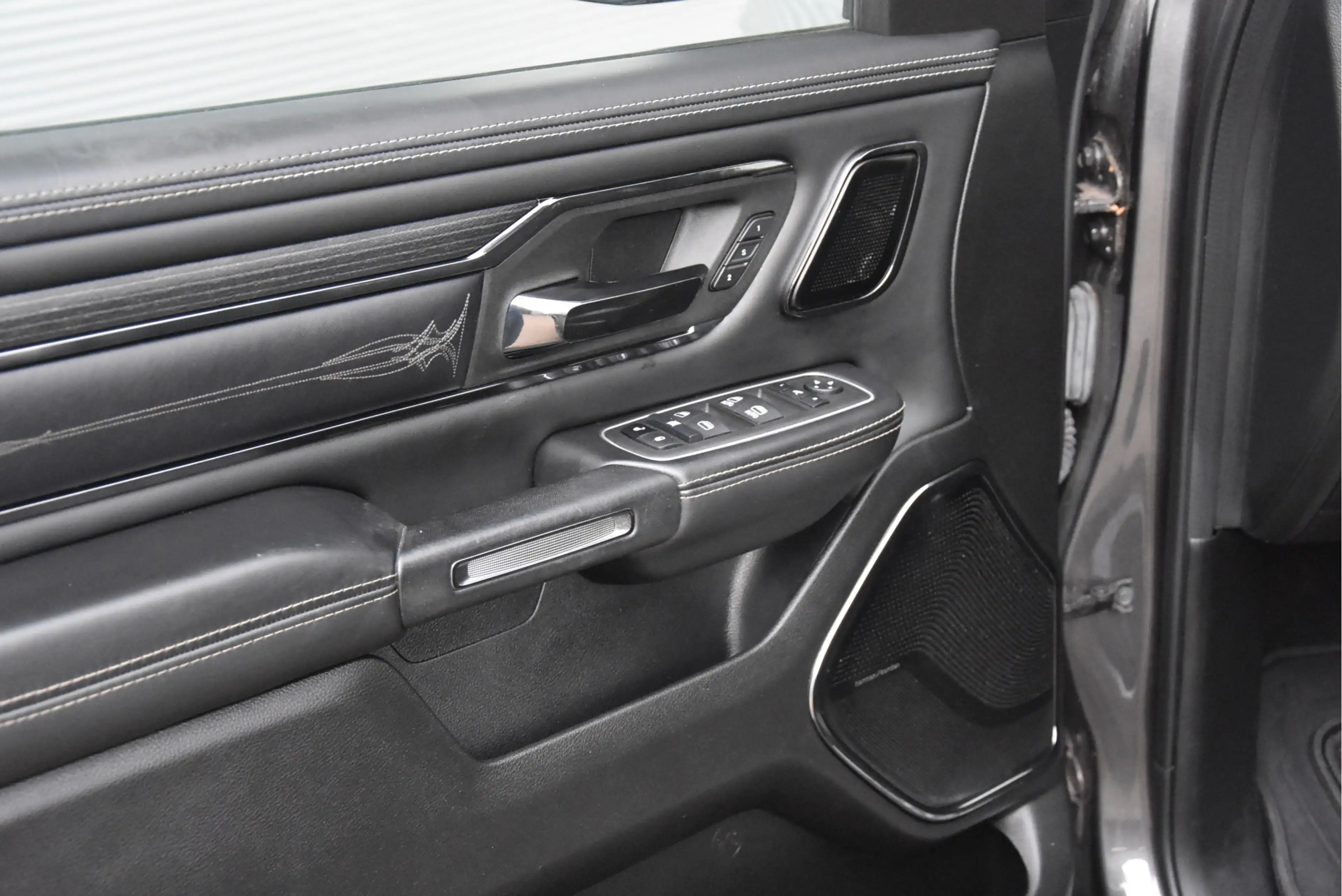 Dodge RAM 1500 5.7 V8 4x4 Crew Cab Limited | Night pack | — photo 17