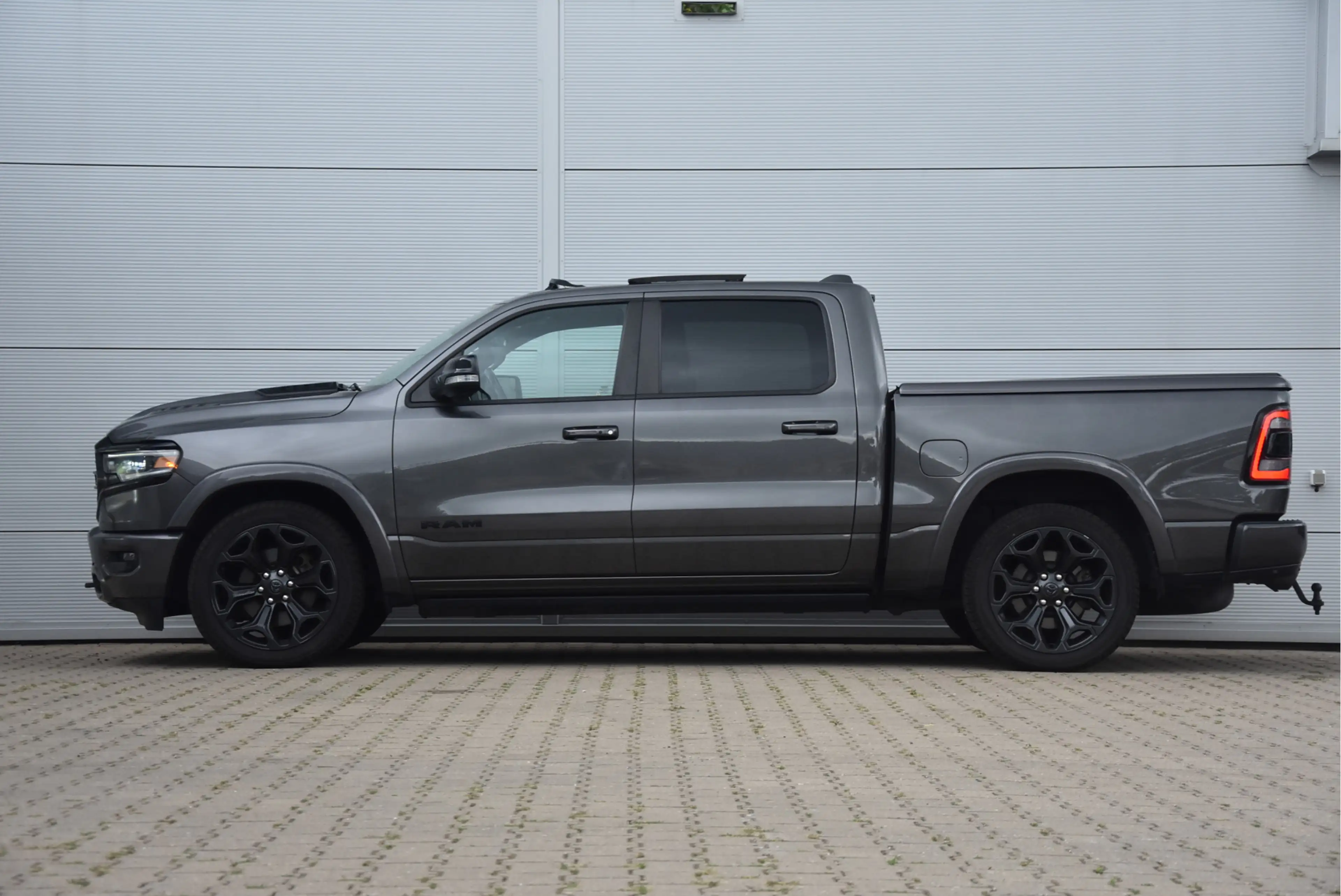 Dodge RAM 1500 5.7 V8 4x4 Crew Cab Limited | Night pack | — photo 4