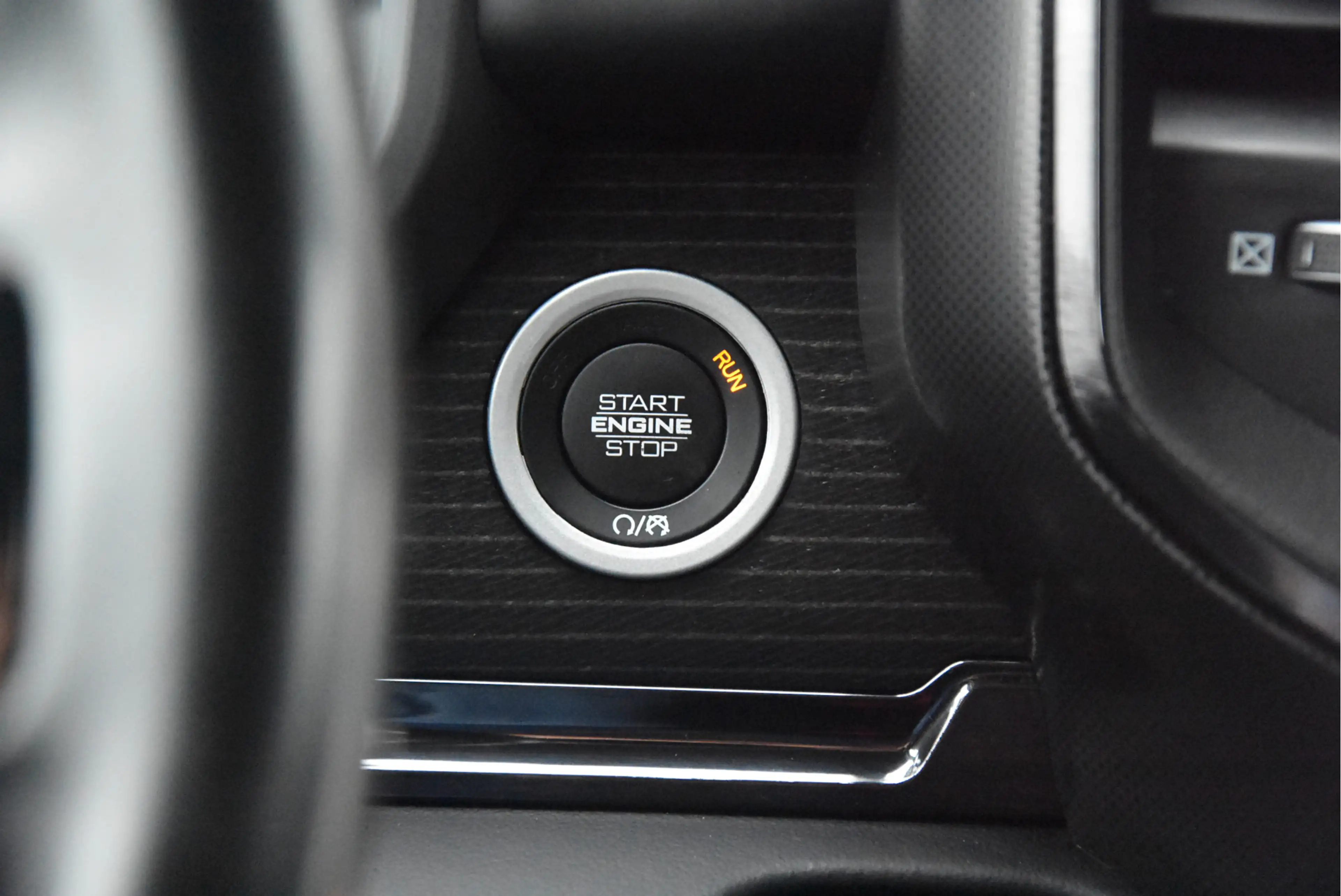 Dodge RAM 1500 5.7 V8 4x4 Crew Cab Limited | Night pack | — photo 11