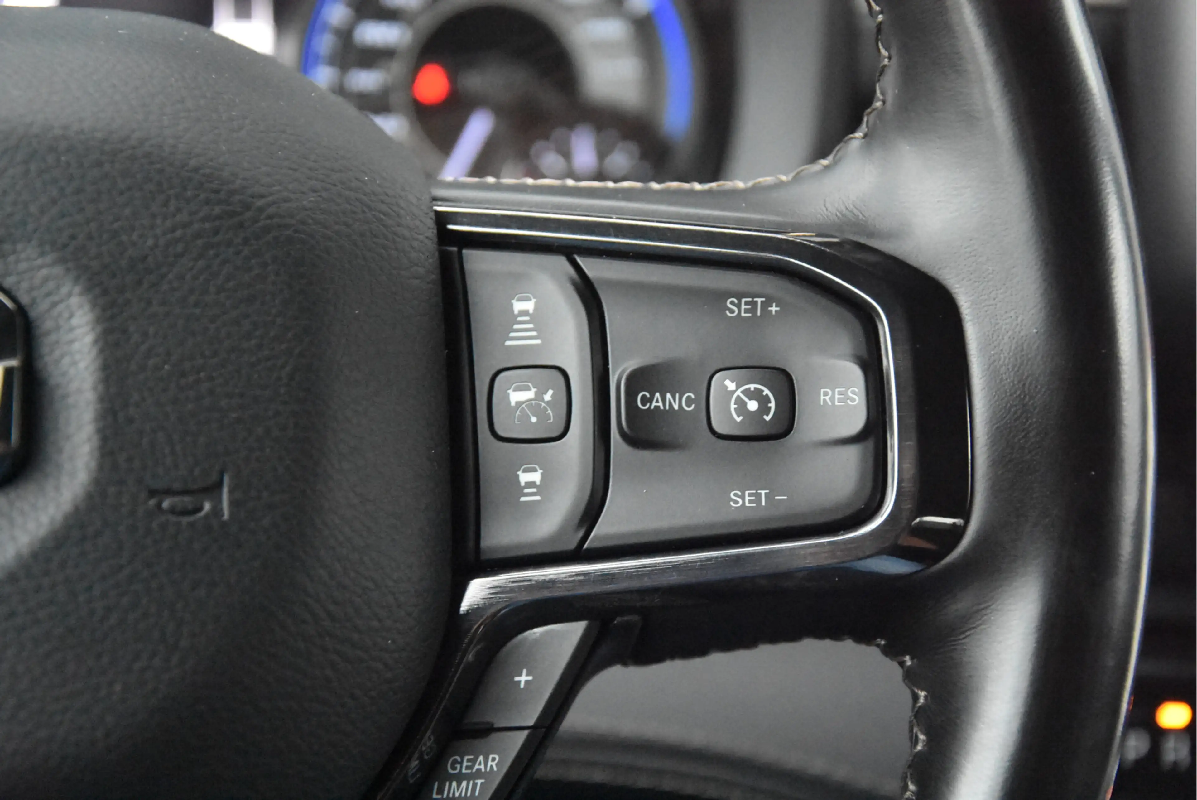 Dodge RAM 1500 5.7 V8 4x4 Crew Cab Limited | Night pack | — photo 12