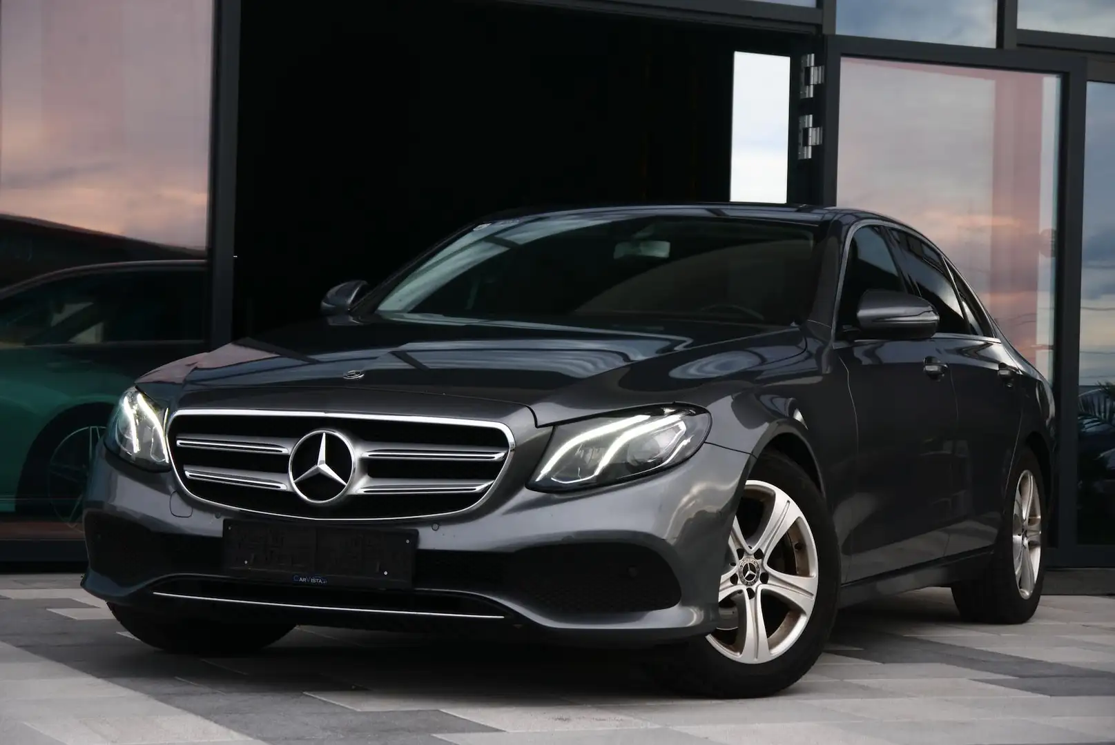 Mercedes-Benz E 200 Navigations-Paket & Park-Assistent Silber - 2