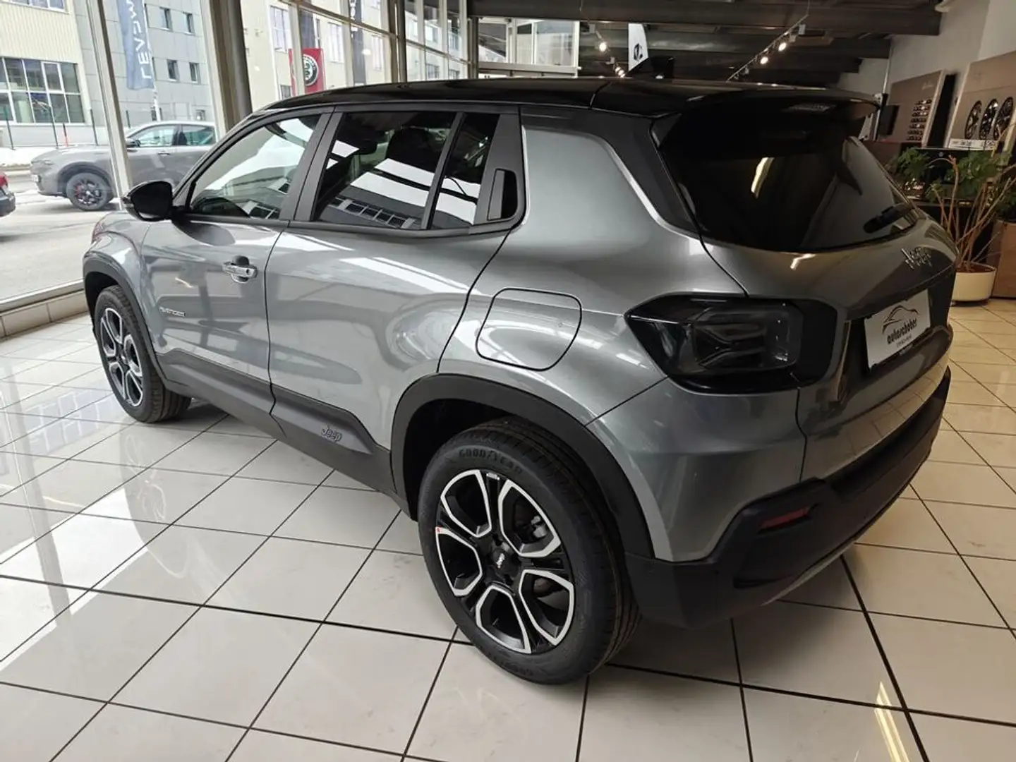 Jeep Avenger 1.2 GSE T3 Summit Grau - 2