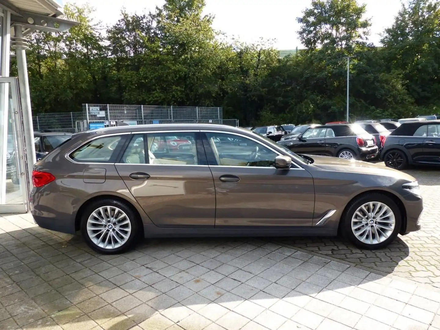 BMW 540 540d xDrive Touring Aut. Luxury Line Beige - 1