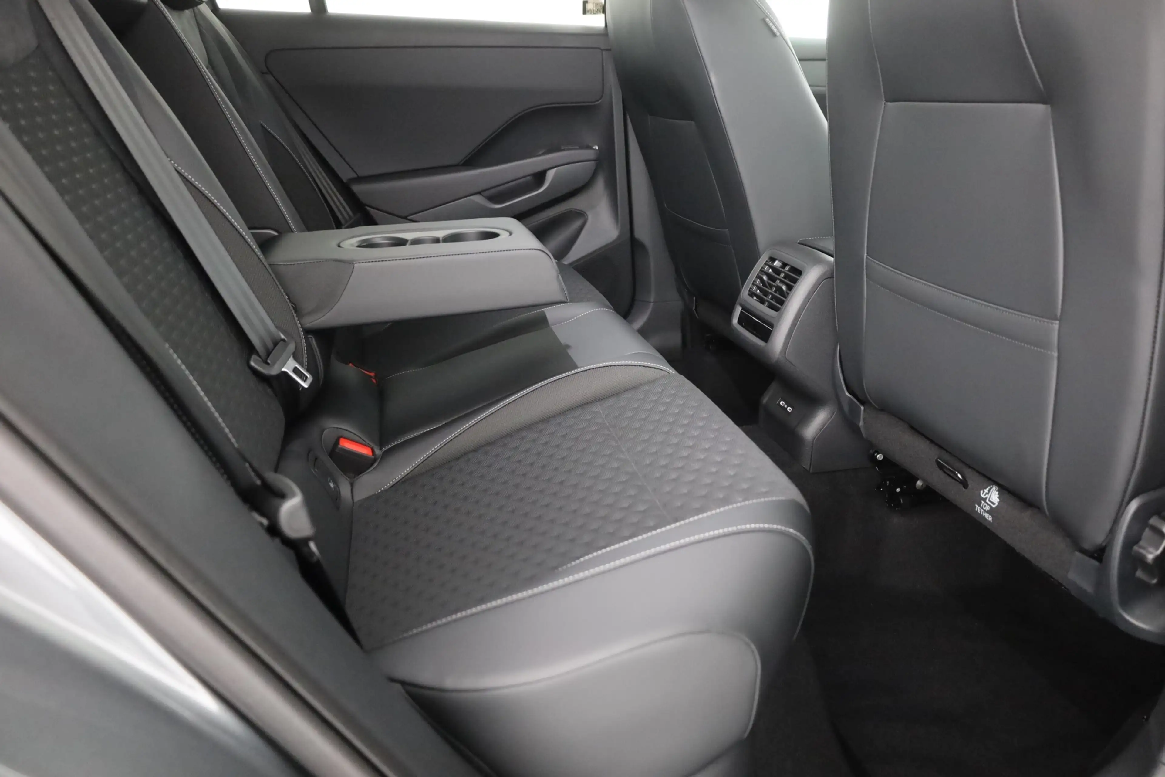 Volkswagen T-Roc R-Line 1.5 eTSI DSG n.Modell LED ACC AHK — photo 23