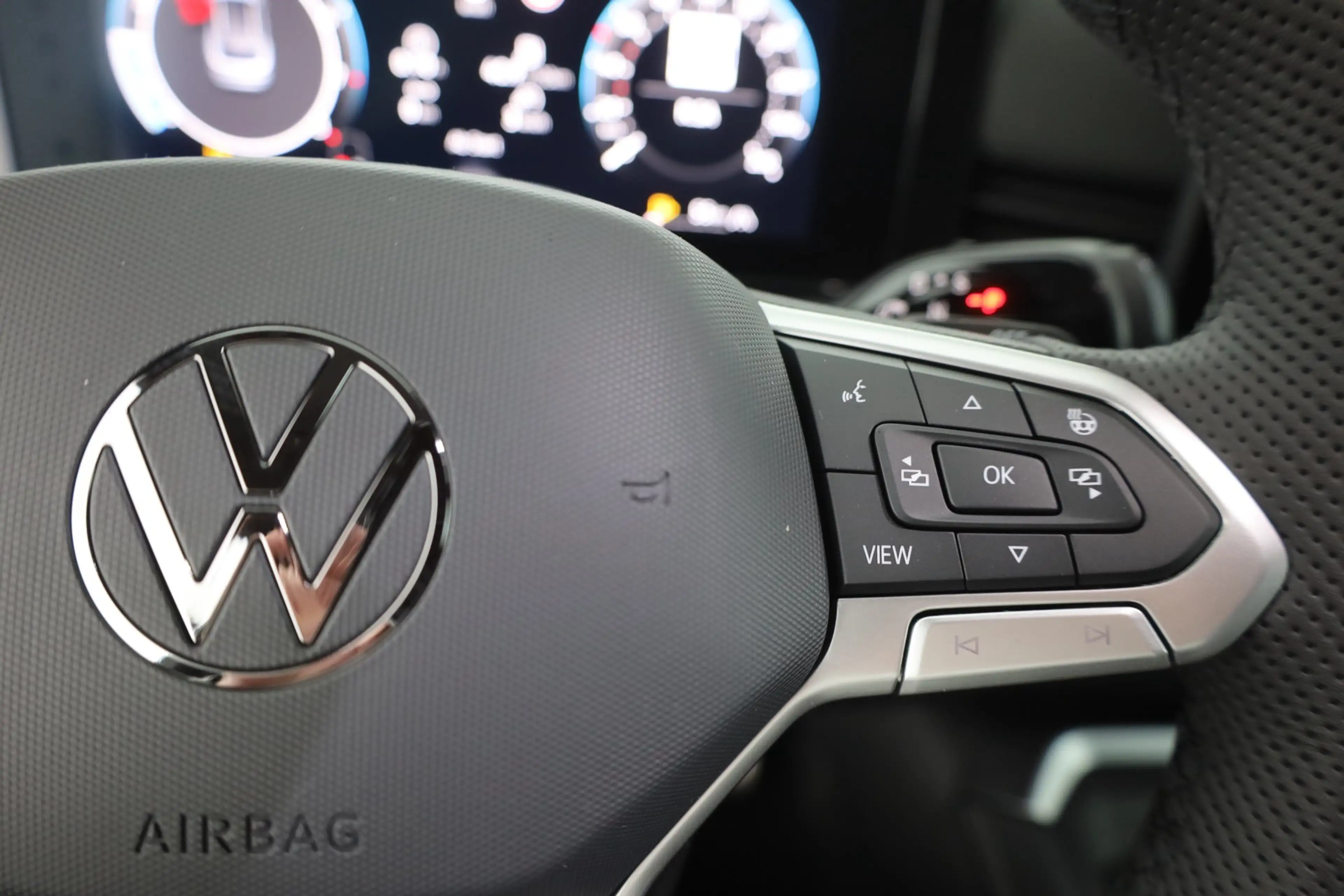 Volkswagen T-Roc R-Line 1.5 eTSI DSG n.Modell LED ACC AHK — photo 15