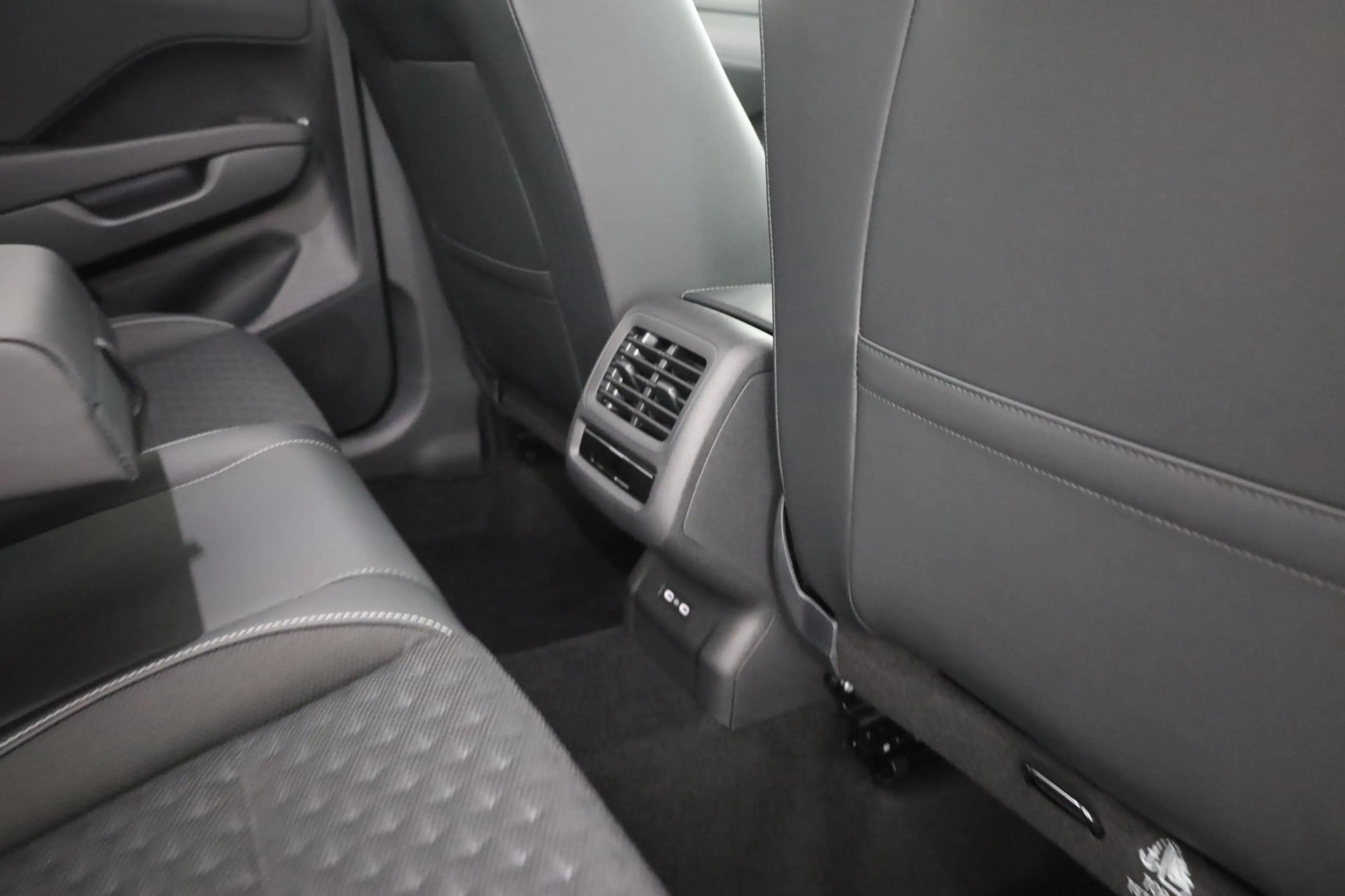 Volkswagen T-Roc R-Line 1.5 eTSI DSG n.Modell LED ACC AHK — photo 28