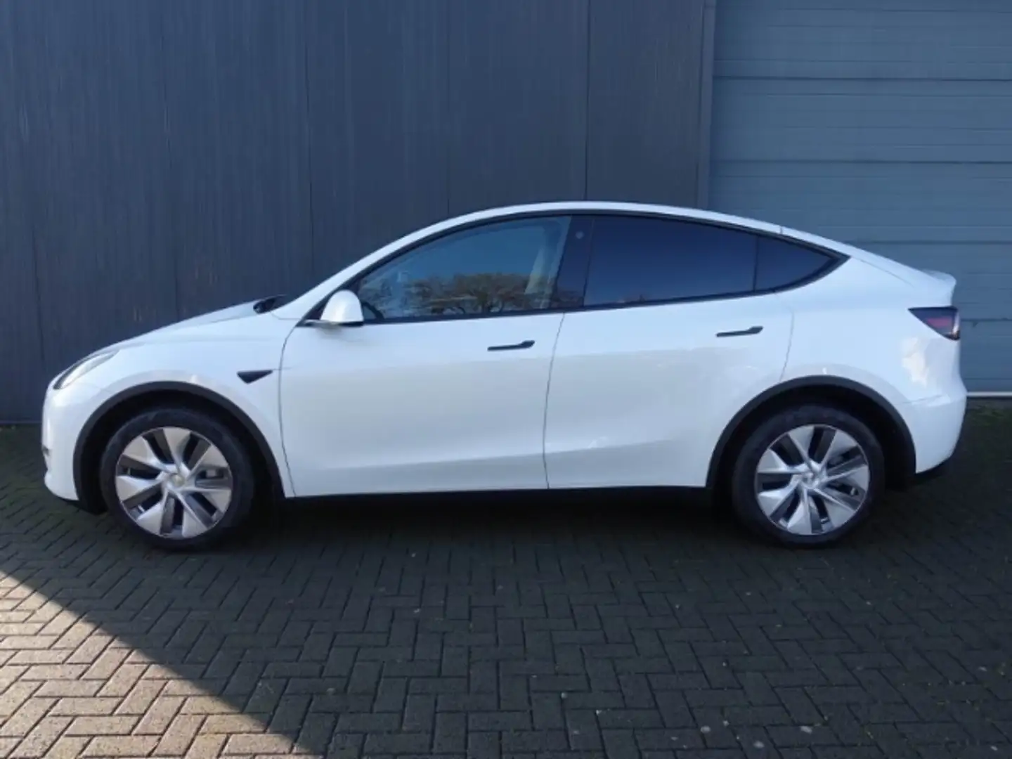Tesla Model Y Basis RWD SR LED PANO PDC SHZ Weiß - 2