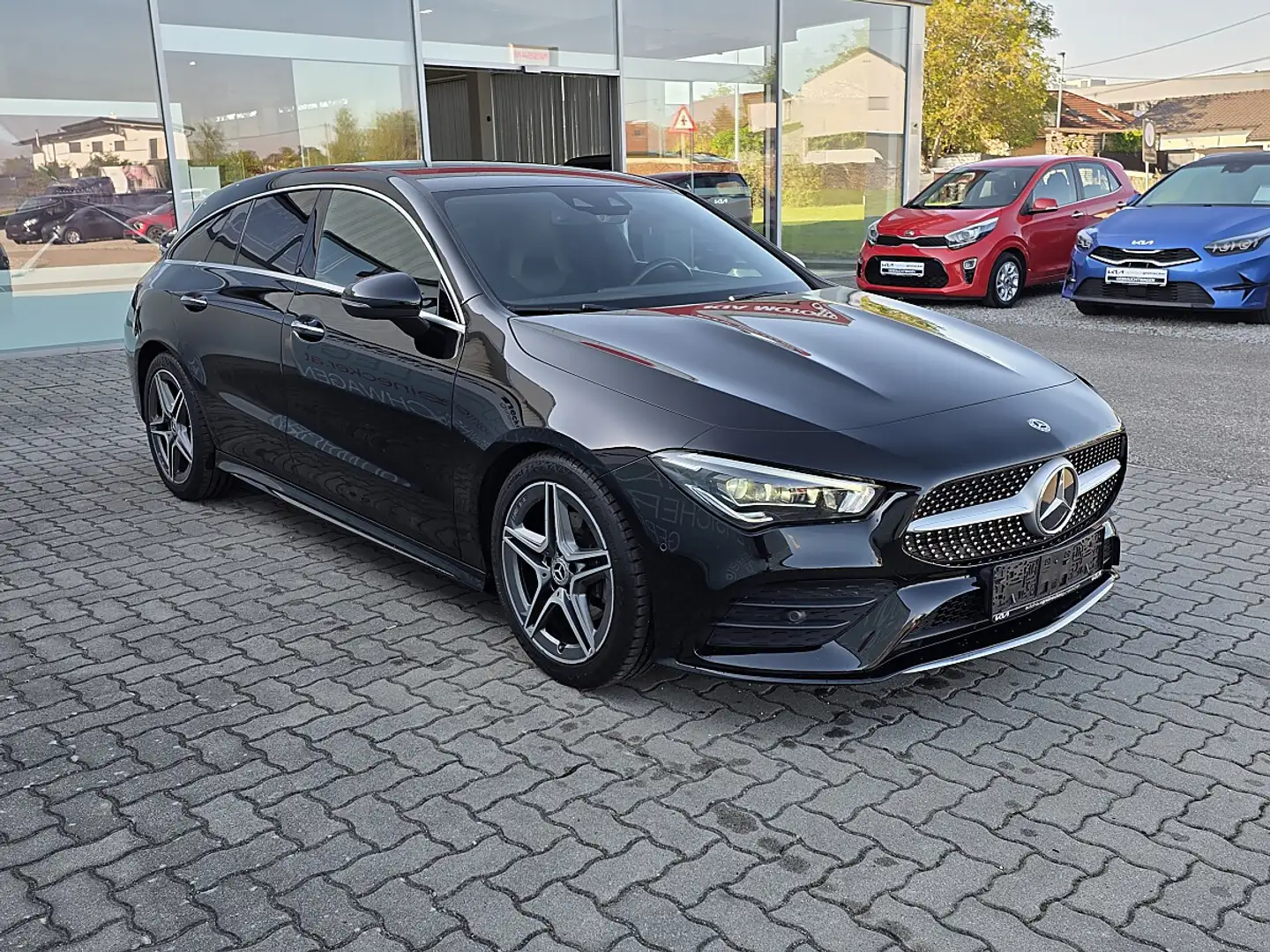 Mercedes-Benz CLA 180 Shooting Brake AMG Line aut. Schwarz - 2