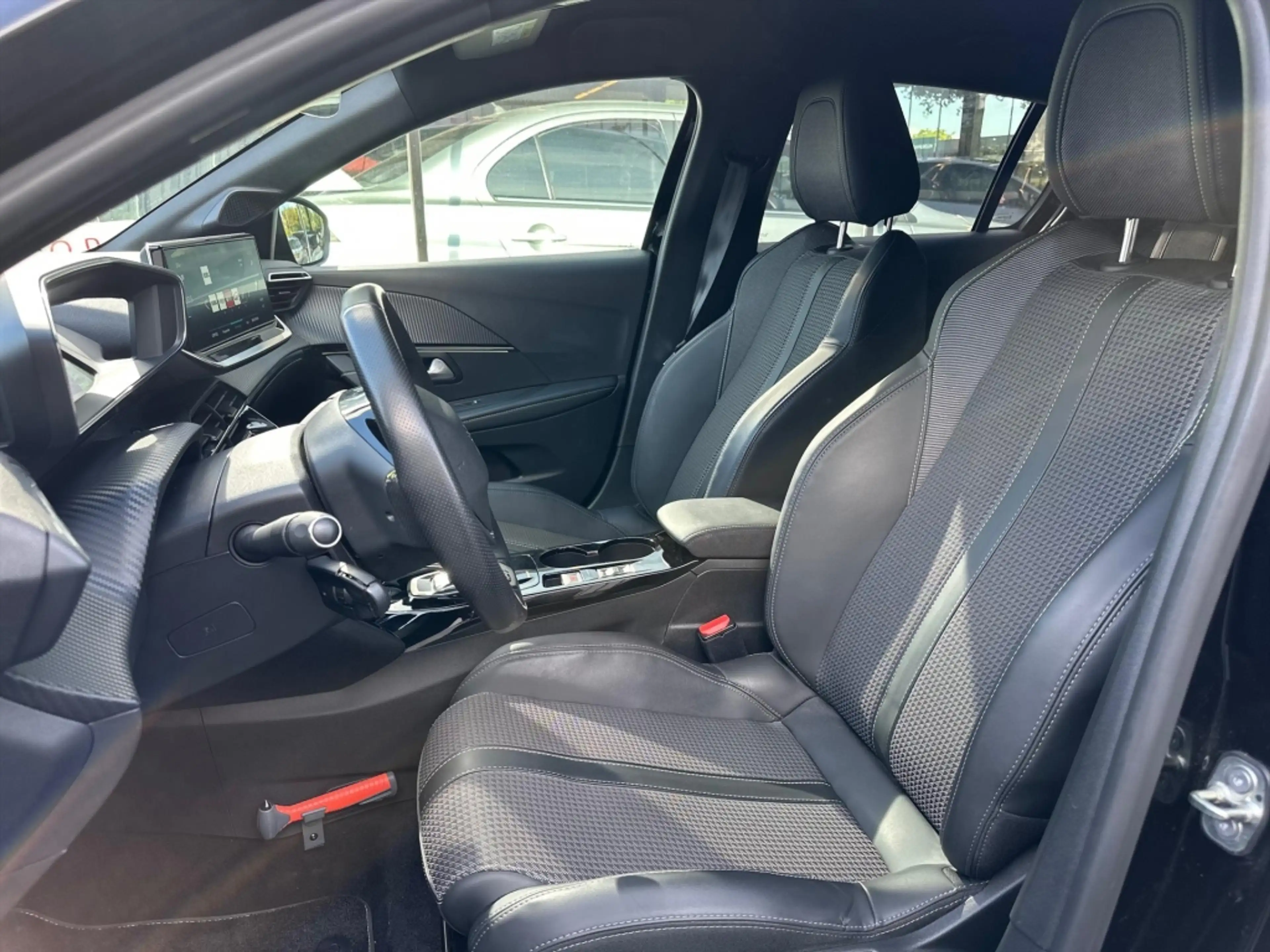 Peugeot e-208 EV 50kWh 136pk — photo 3
