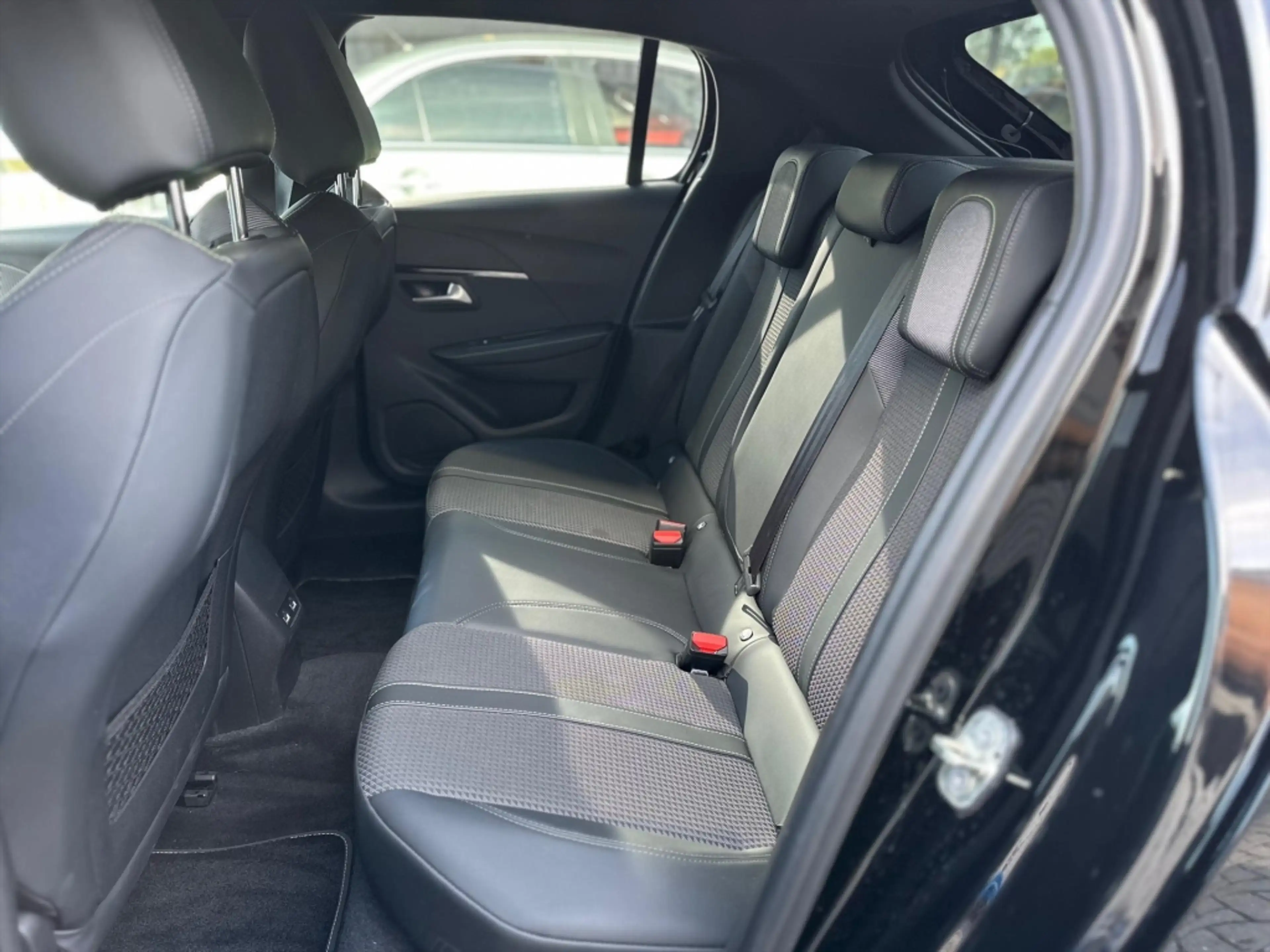 Peugeot e-208 EV 50kWh 136pk — photo 4