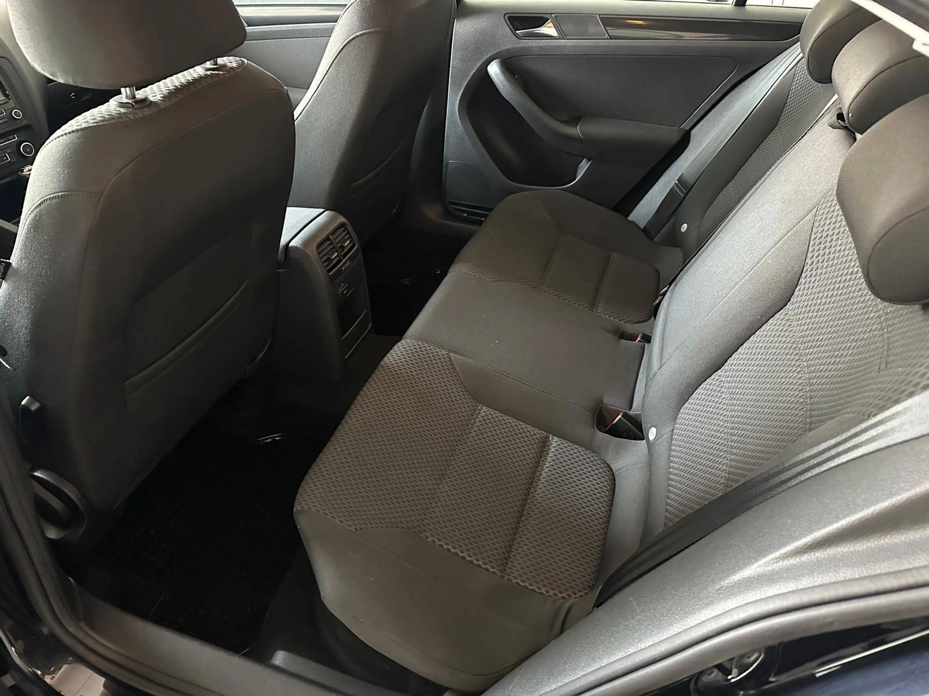 Volkswagen Jetta 1.6 TDI Comfortline *Finanzierung* — photo 11