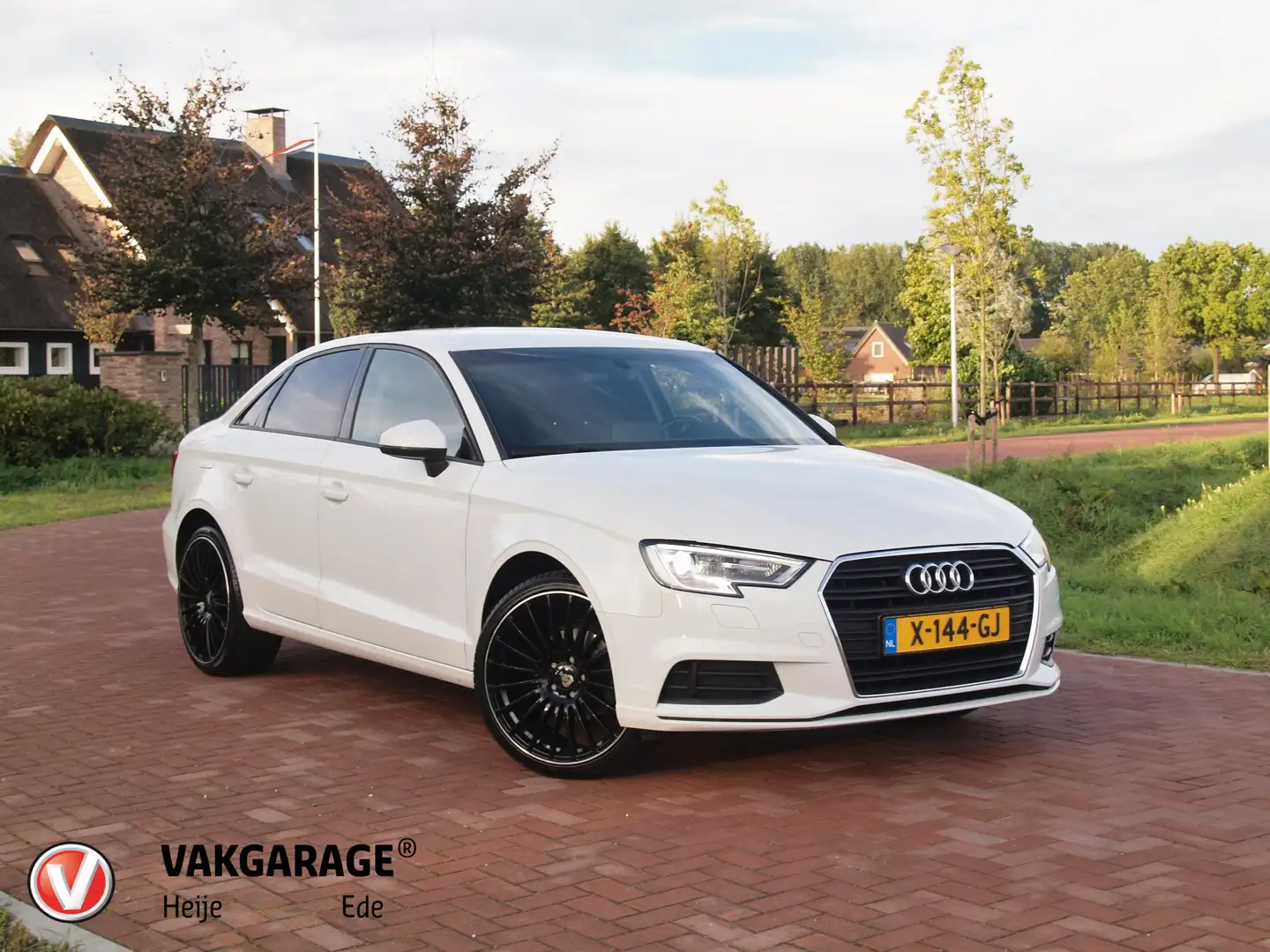 Audi A3 Limousine 35 TFSI CoD Pro Line | 19 Inch | Navigat Weiß - 1
