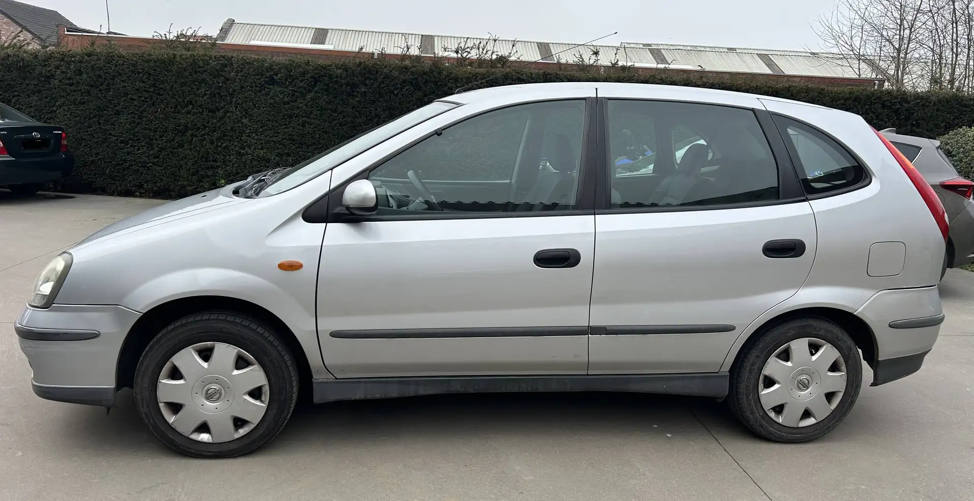 Nissan Almera Tino 1.8i Clim, Export Afrique . Silber - 2