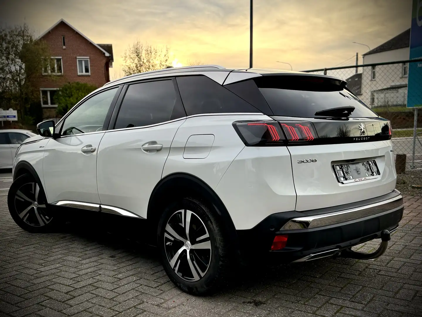Peugeot 3008 GT HYBRID 225 E EAT 8 Weiß - 2