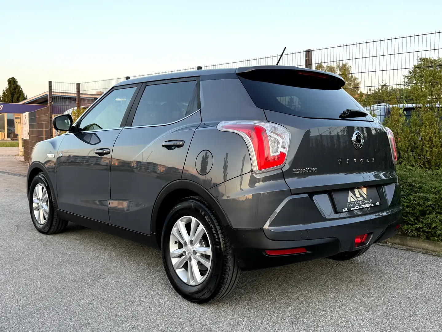 SsangYong Tivoli Tivoli e-XDi 160 4WD Crystal Grau - 2