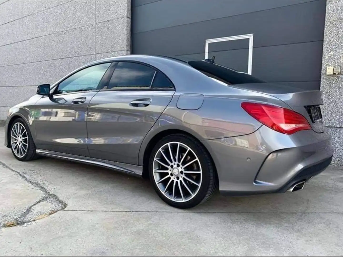 Mercedes-Benz CLA 180 CLA Shooting Brake 180 AMG Line Gris - 2