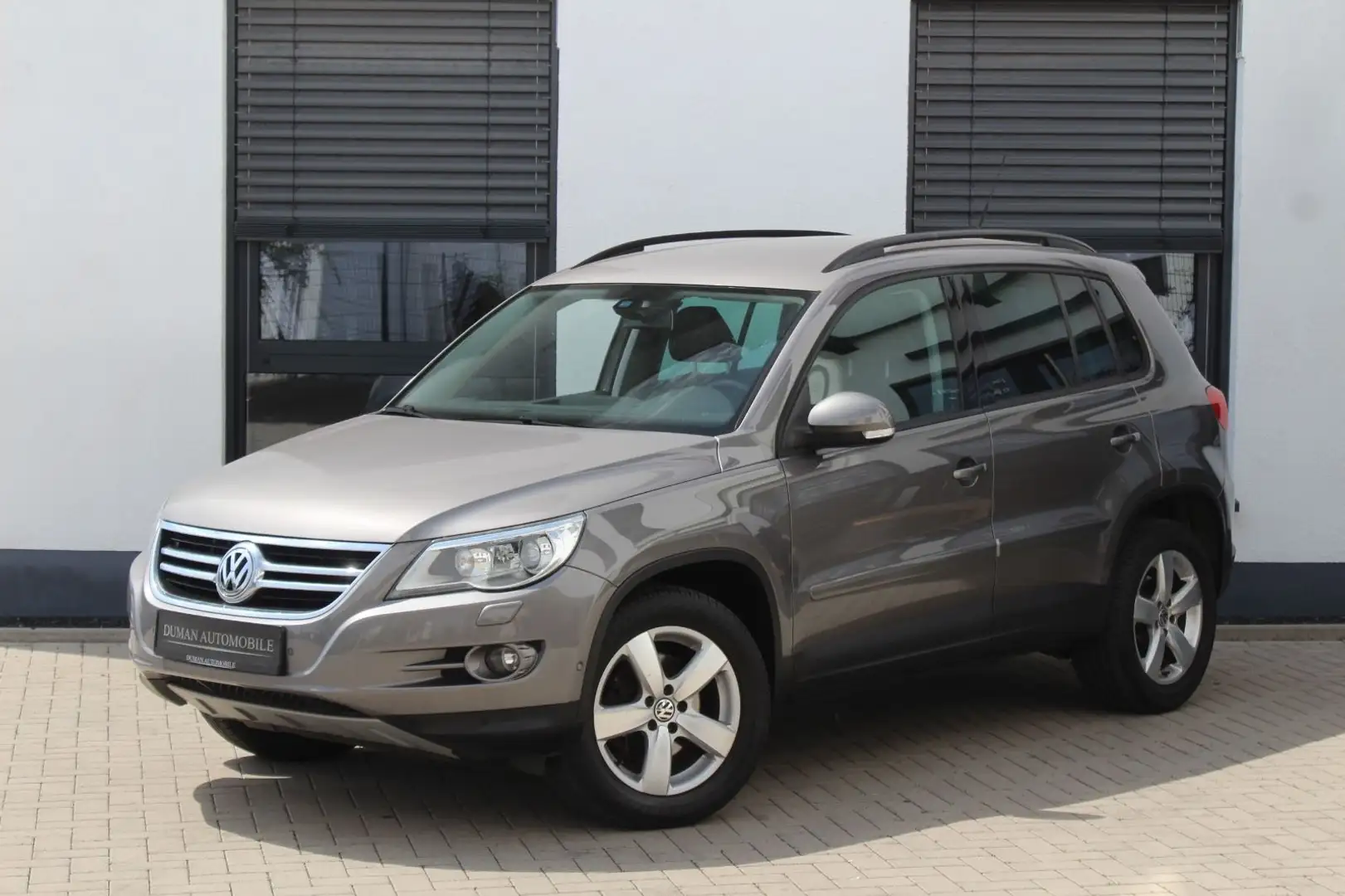 Volkswagen Tiguan 2.0 TDI 4-MOTION Track & Field AHK NAVI Grijs - 1