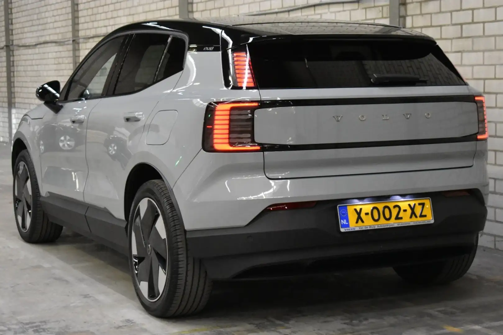 Volvo EX30 Extended Range Plus 272PK/69 kWh | Harman Kardon | Gris - 2