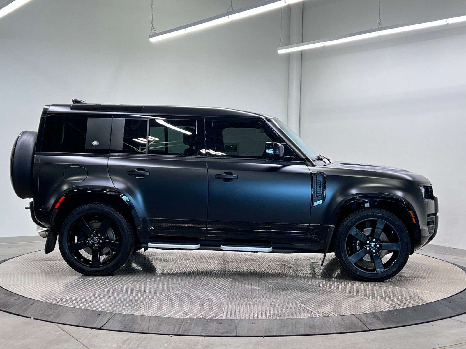 2023 Land Rover Defender P525 V8 | FULL MATTE WRAP thumb 7