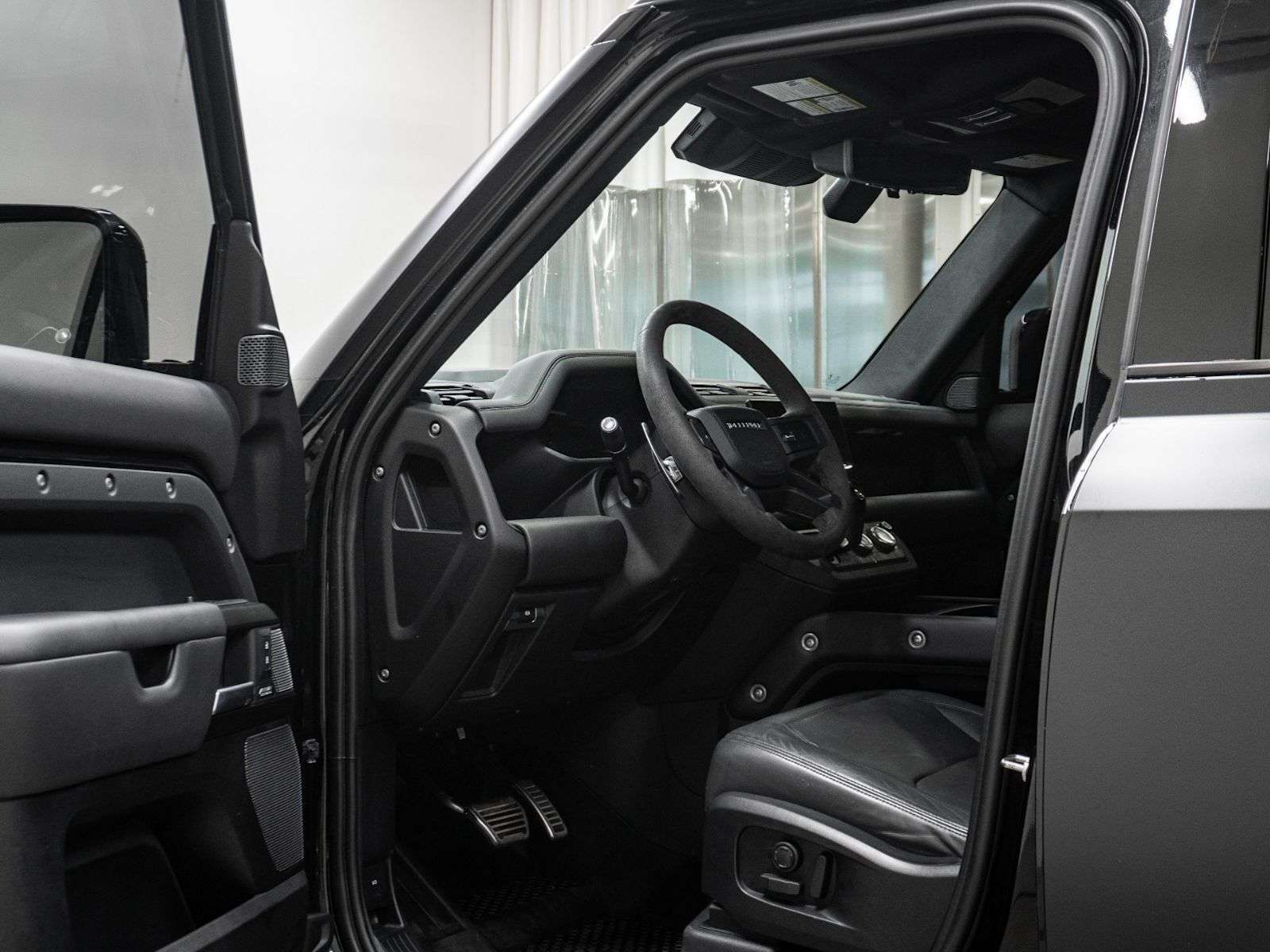 2023 Land Rover Defender P525 V8 | FULL MATTE WRAP alt 4