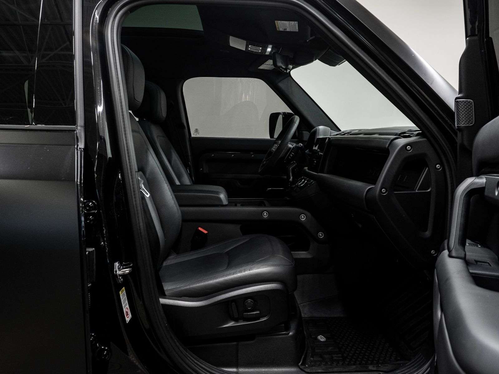 2023 Land Rover Defender P525 V8 | FULL MATTE WRAP alt 5
