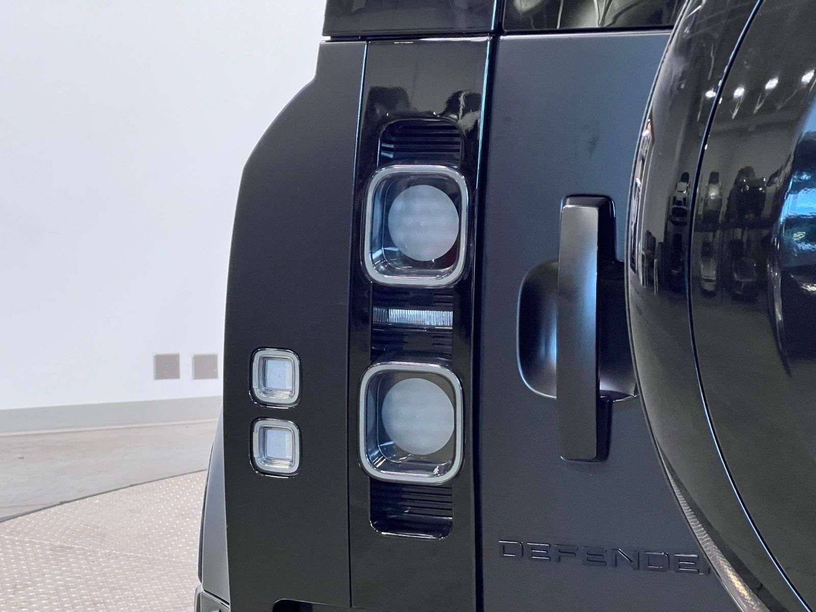 2023 Land Rover Defender P525 V8 | FULL MATTE WRAP thumb 13