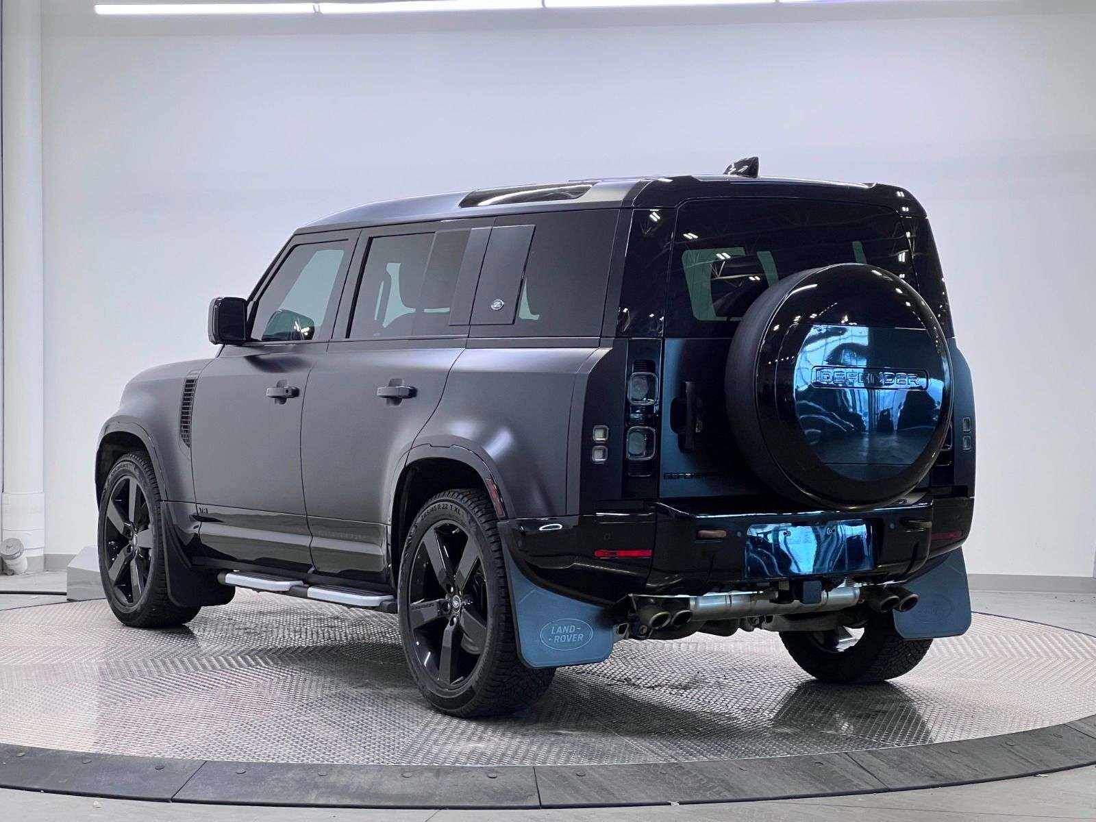 2023 Land Rover Defender P525 V8 | FULL MATTE WRAP alt 3