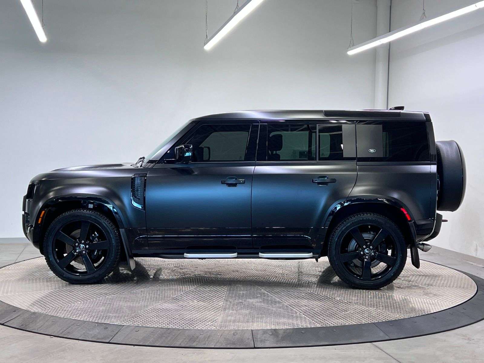 2023 Land Rover Defender P525 V8 | FULL MATTE WRAP alt 2