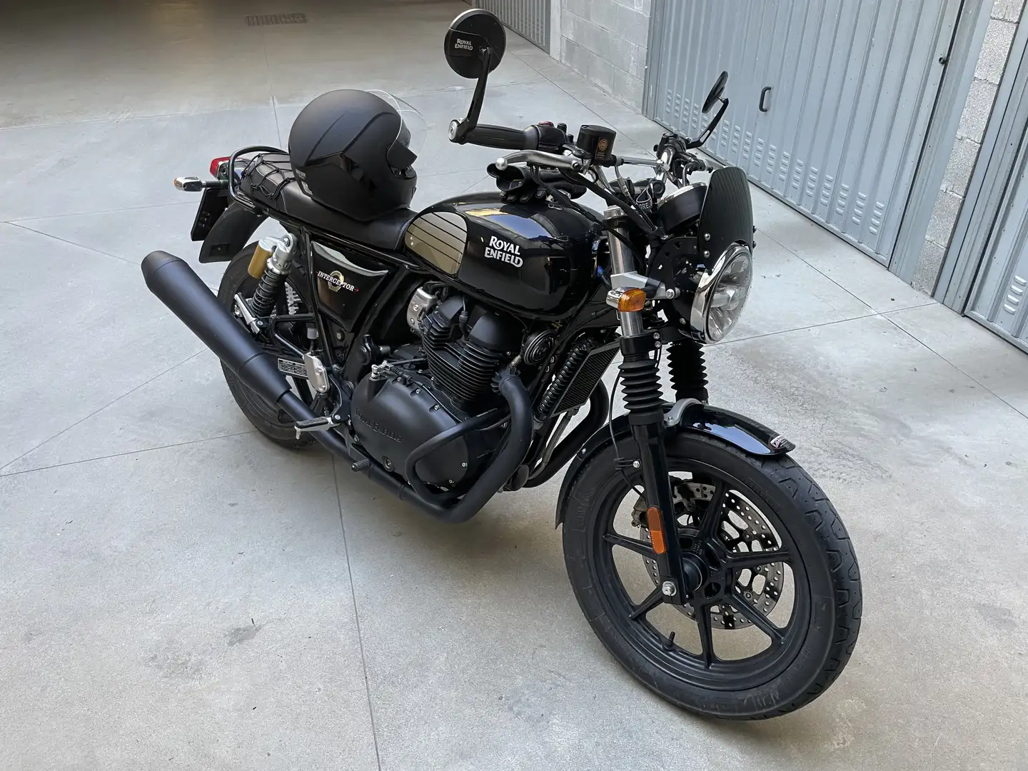 Royal Enfield Interceptor Black Ray - 1