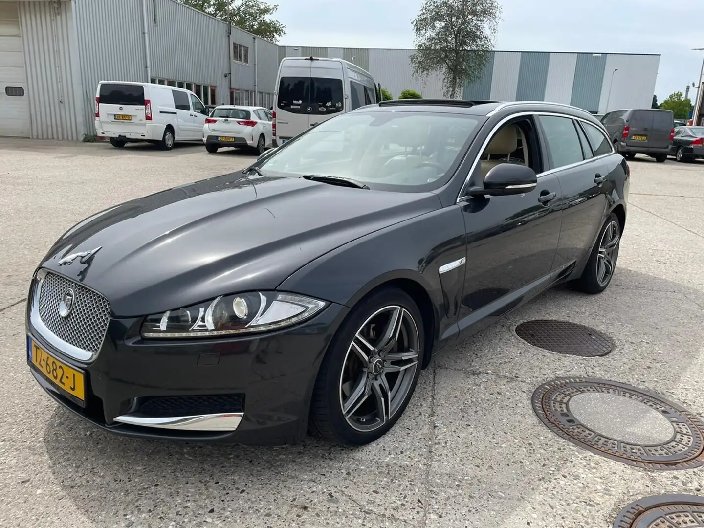 Jaguar XF Sportbrake 2.2D Grijs - 1
