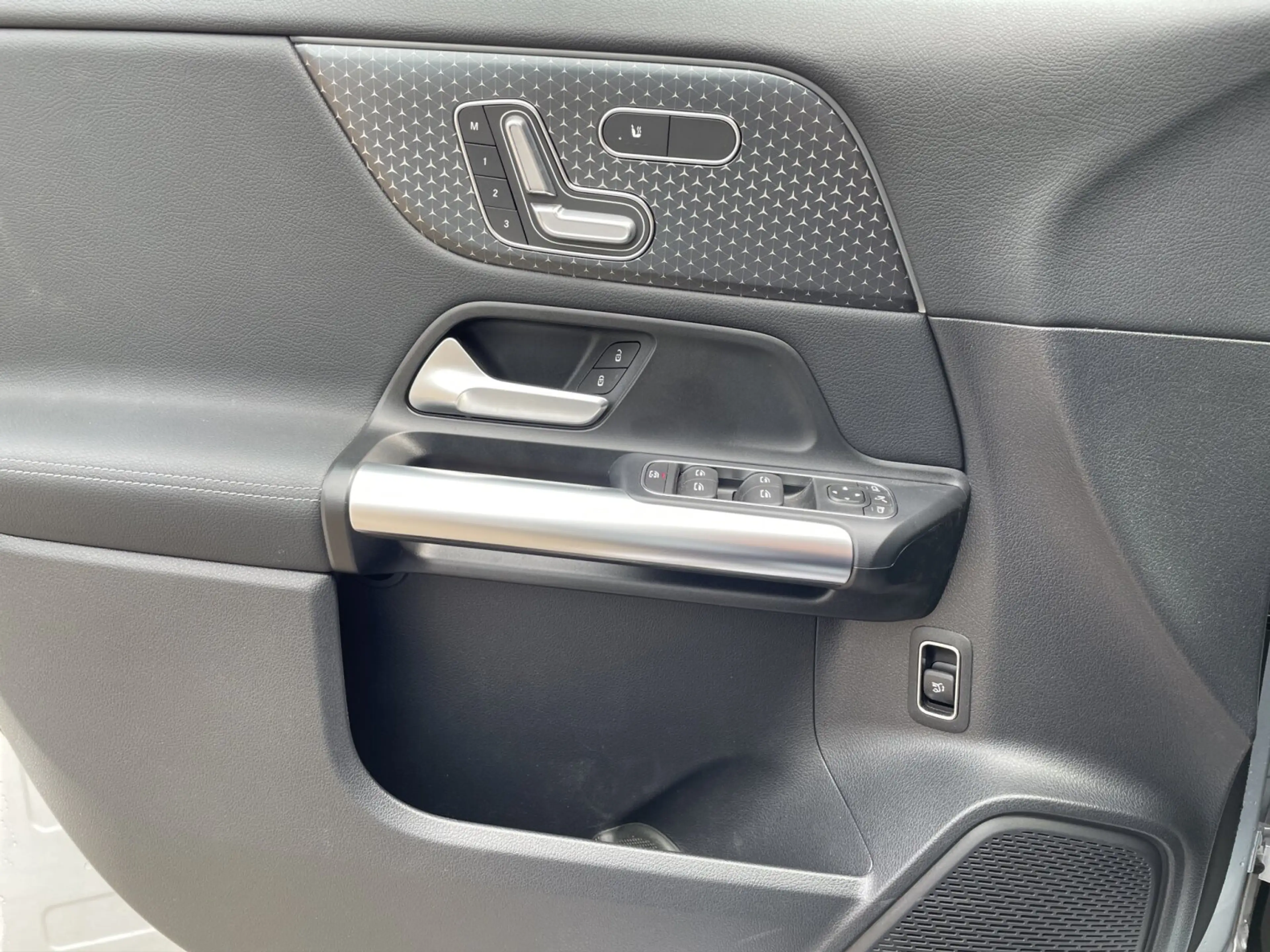Mercedes-Benz EQA 300 EQA 300 4M MEMORY*AMBIENTE*LED*SHZ*CARPLAY*etc. — photo 13