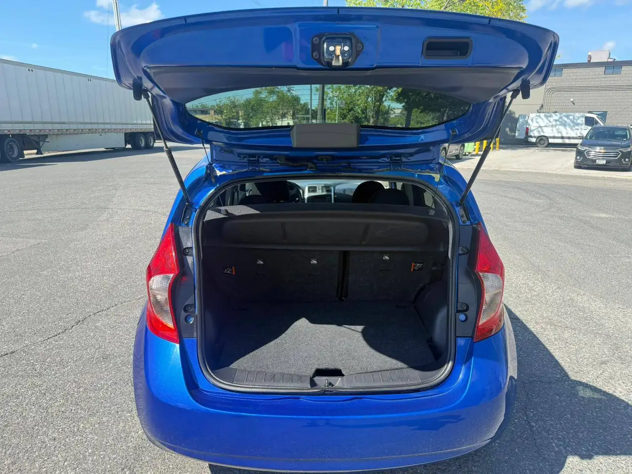 Nissan Versa снимка Nissan Versa