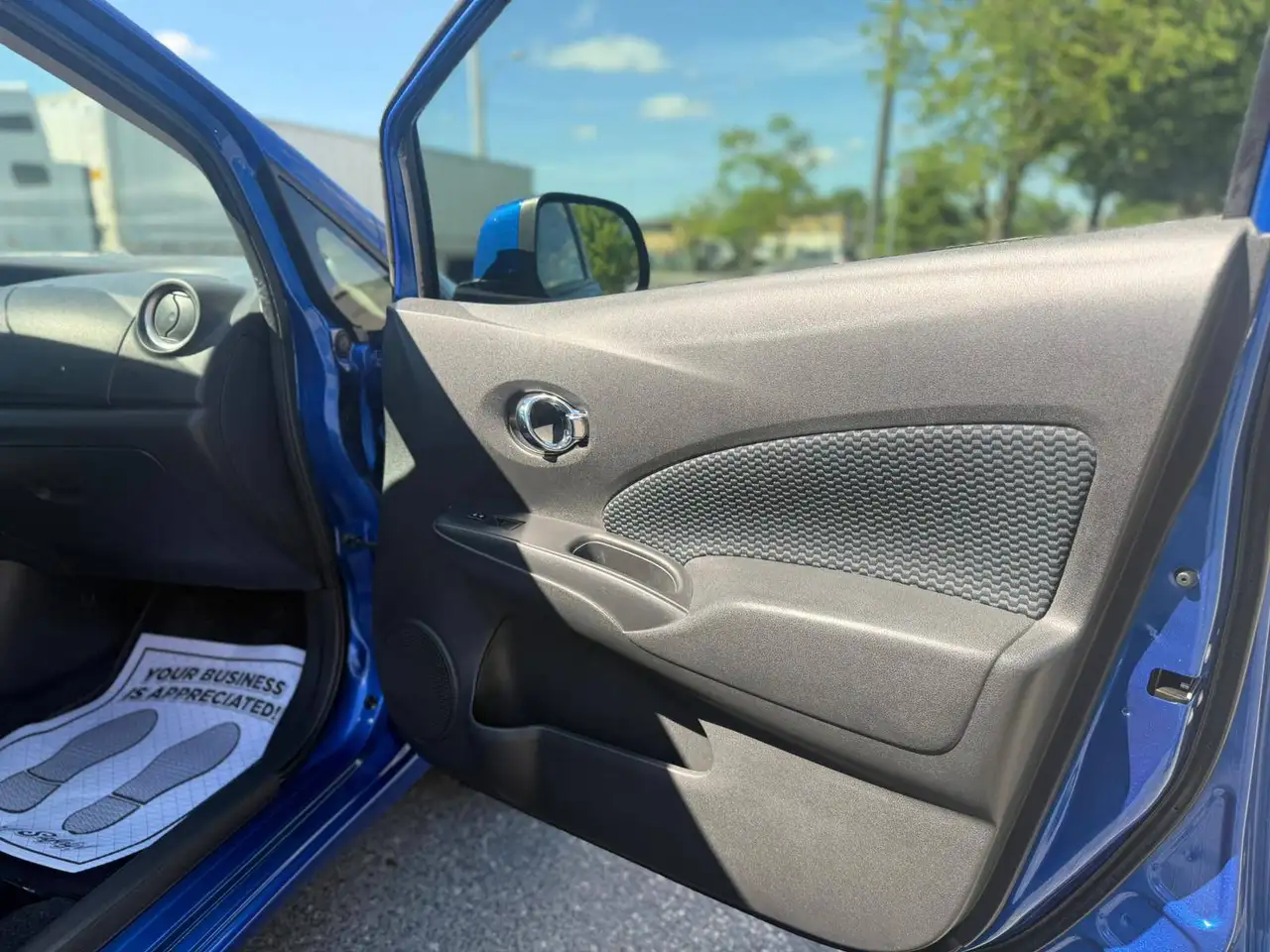 Nissan Versa снимка Nissan Versa