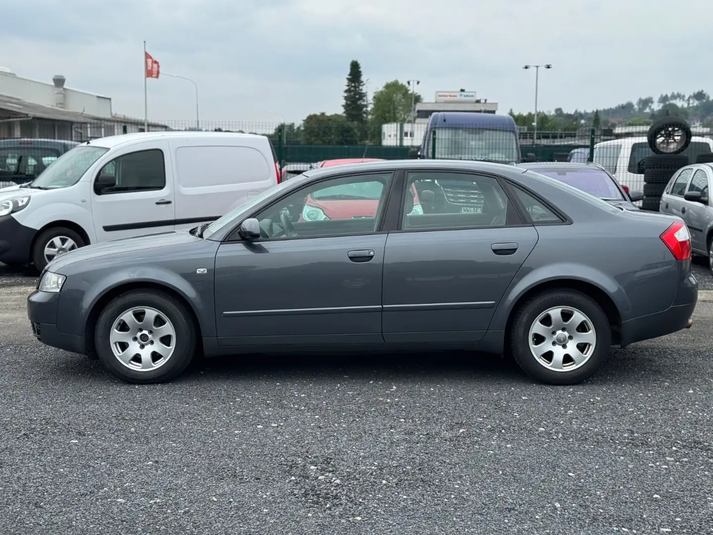 Audi A4 2.0 Limousine Gris - 2