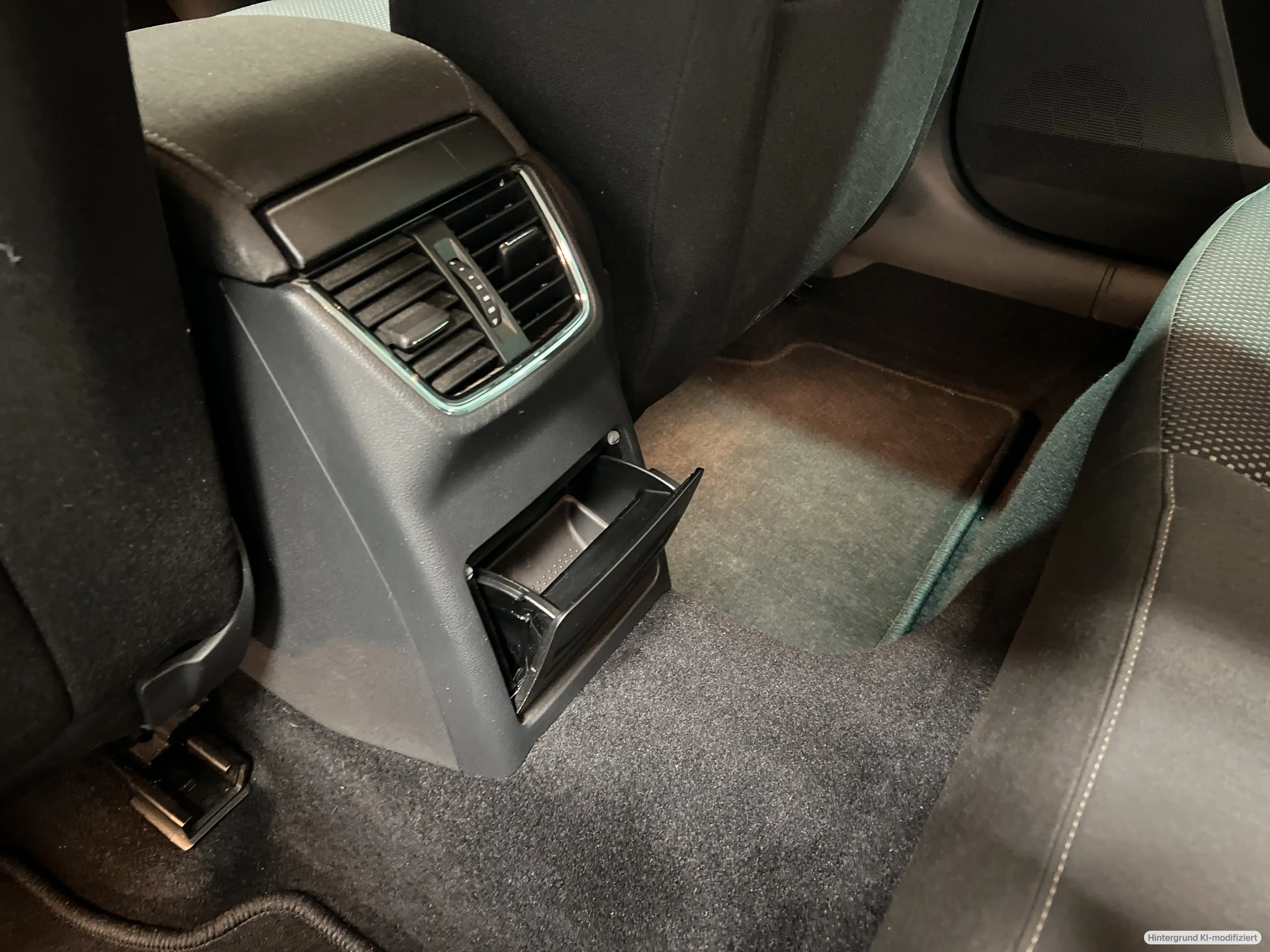 Skoda Octavia Combi 2.0 TDI 4x4 DSG Scout DAB LED RFK — photo 19