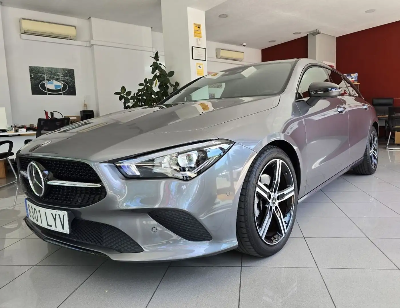 Mercedes-Benz CLA 200 Shooting Brake 200d 8G-DCT Gris - 1