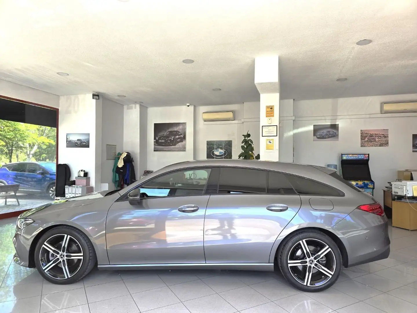 Mercedes-Benz CLA 200 Shooting Brake 200d 8G-DCT Gris - 2