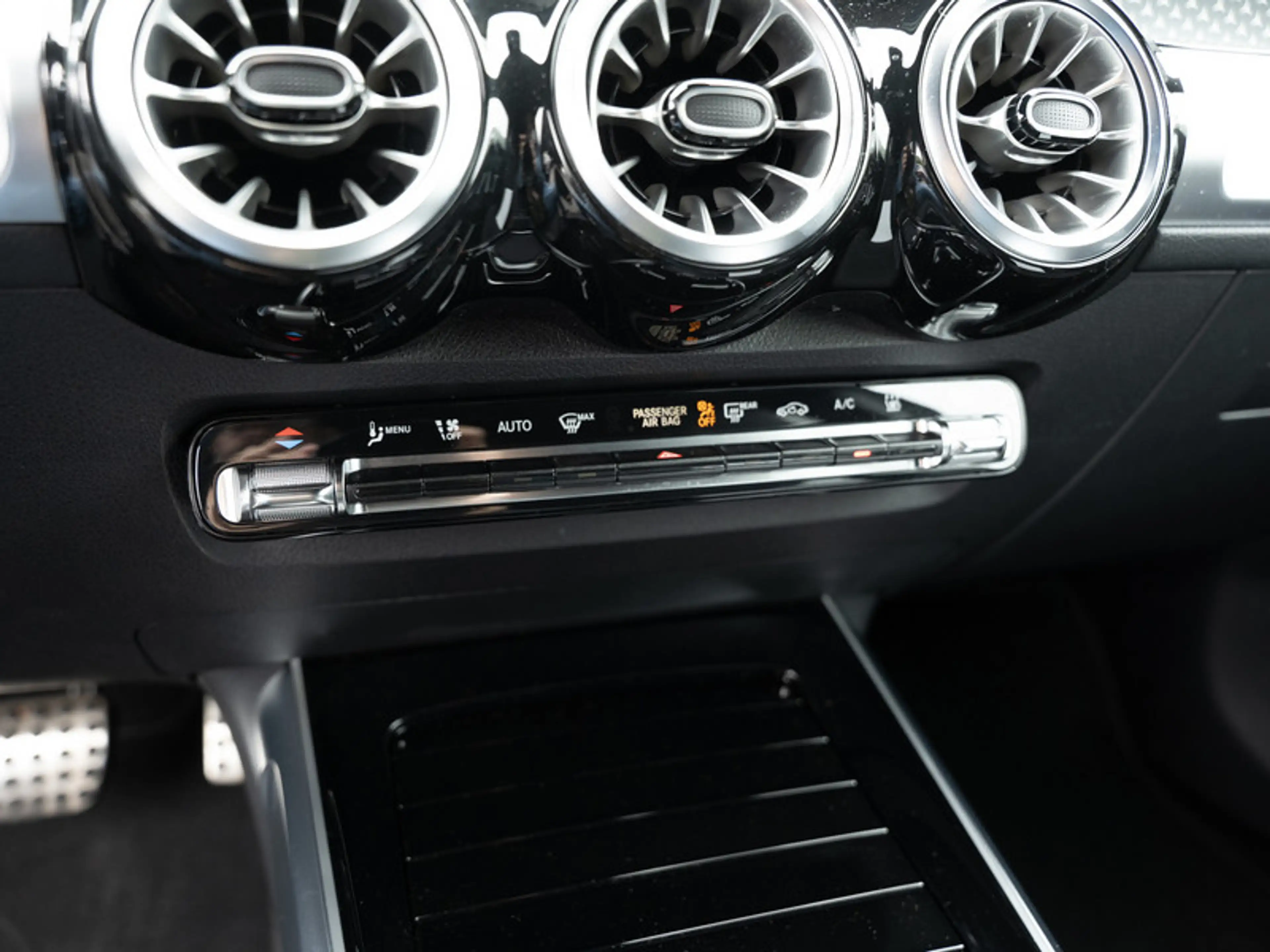 Mercedes-Benz EQB 350 4M AMG-Sport/LED/Cam/Night/Totw/Winter — photo 15