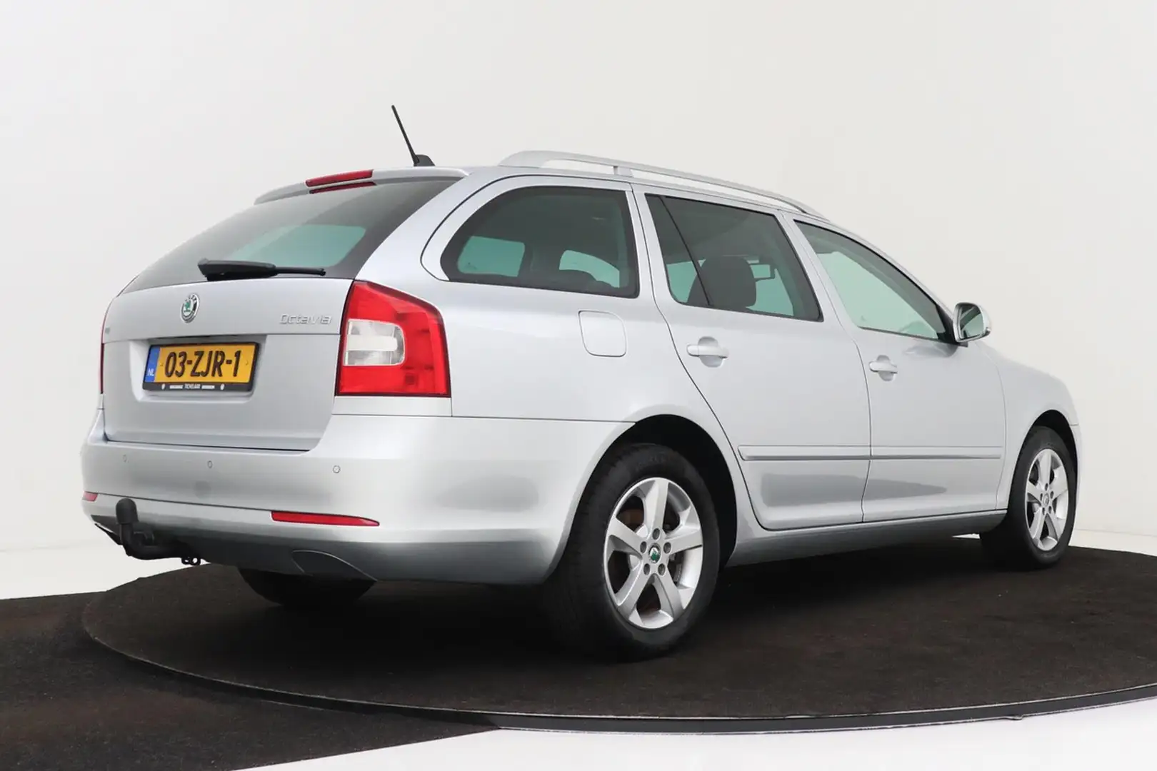 Skoda Octavia Combi 1.6 TDI Elegance Business Line | Trekhaak | Grijs - 2