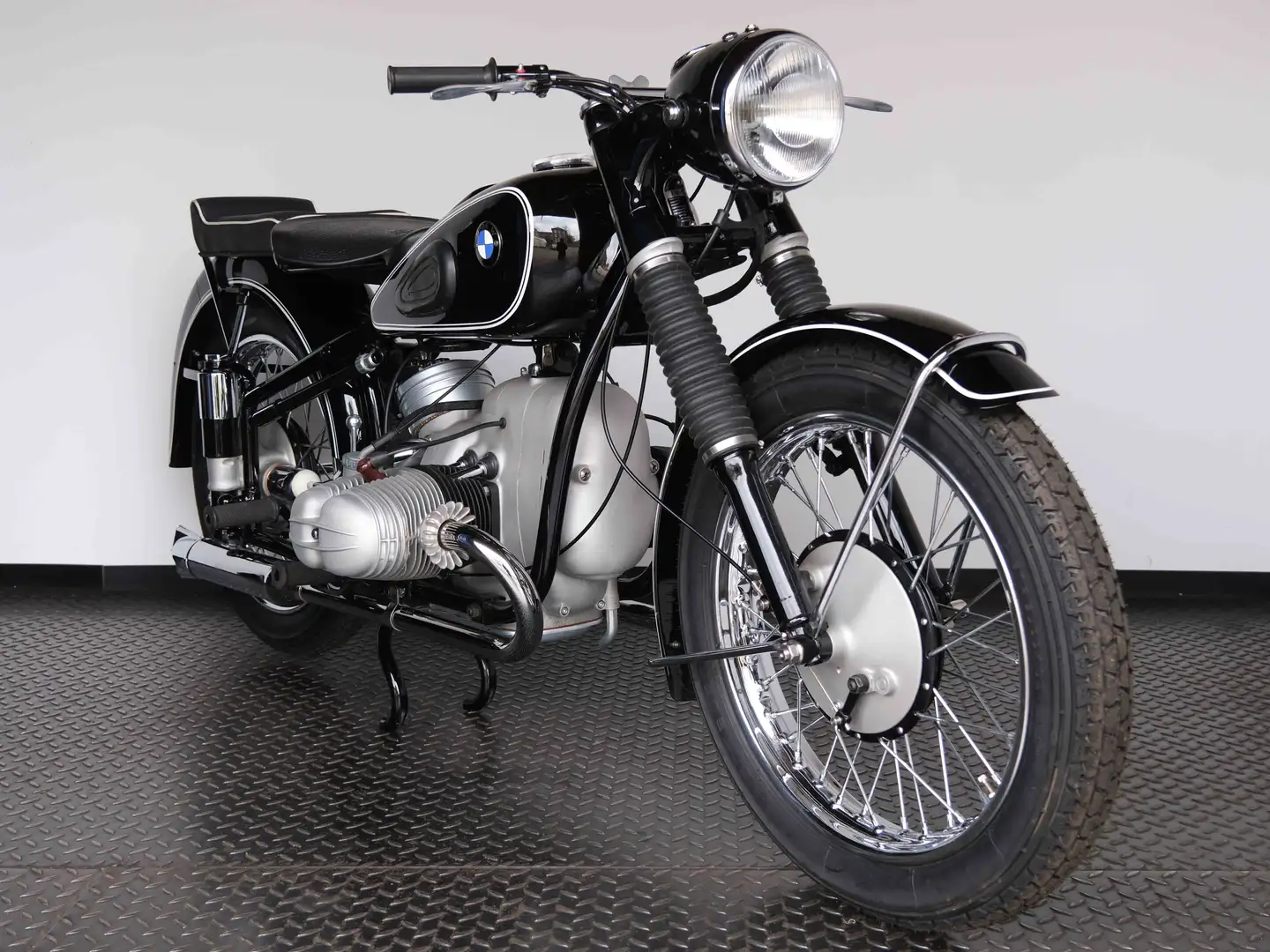 BMW R 68 - vollständig restauriert - worldwide shipping Noir - 2