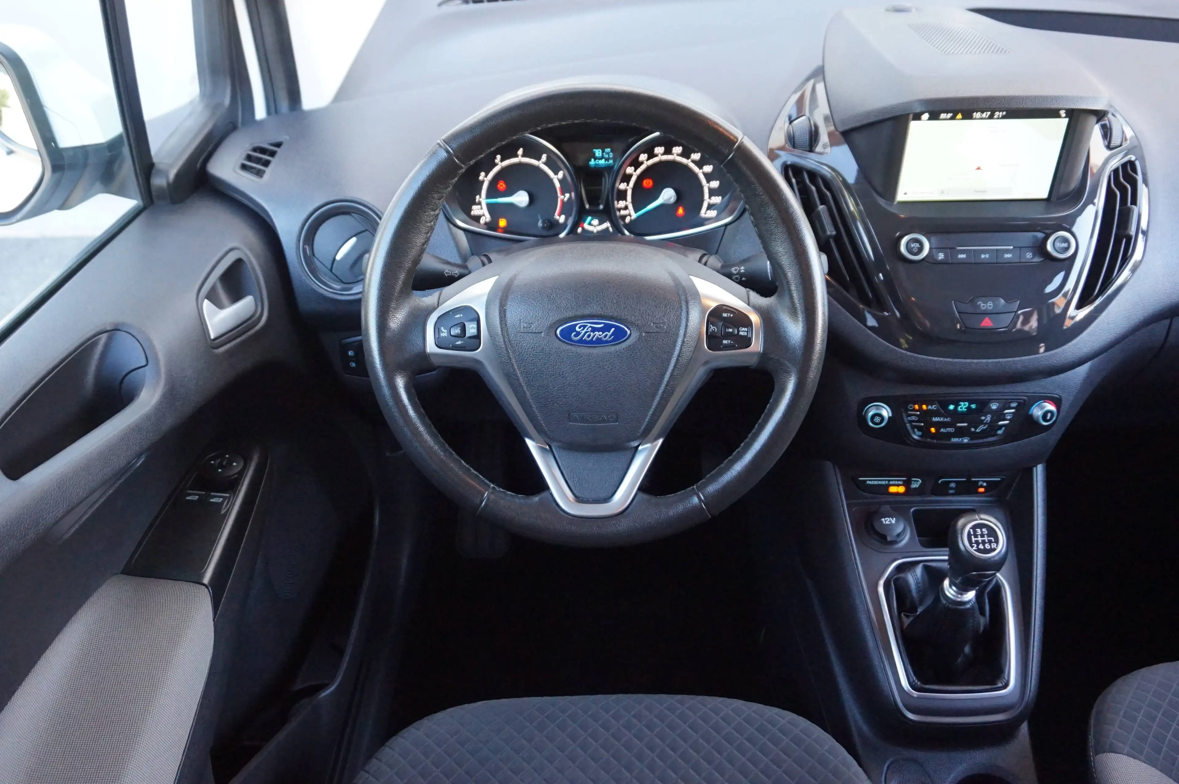 Ford Tourneo Courier 1,0l Titanium Sitzheizung Navi sehr gepflegt wenig Kilometer — photo 9