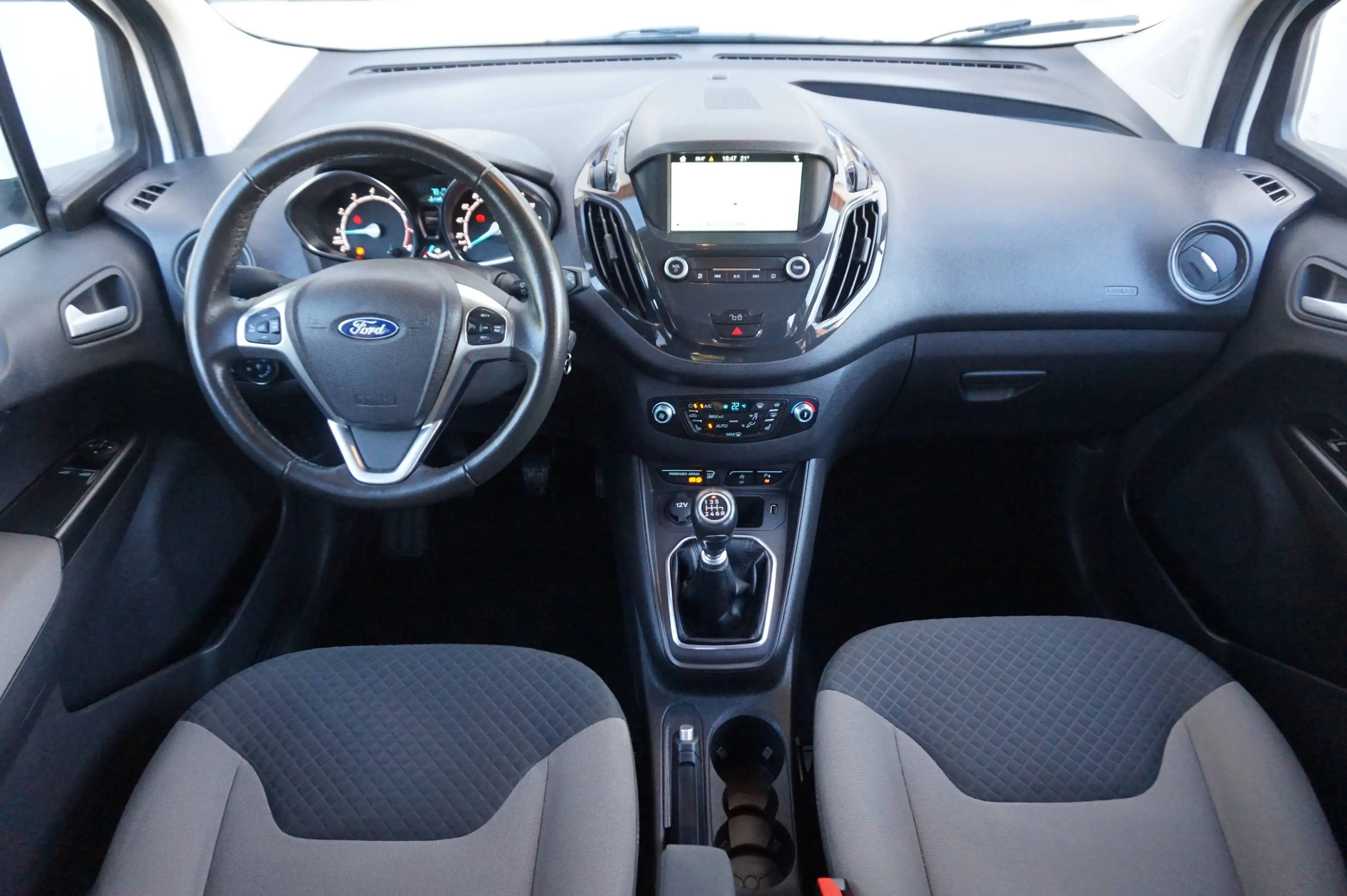 Ford Tourneo Courier 1,0l Titanium Sitzheizung Navi sehr gepflegt wenig Kilometer — photo 8