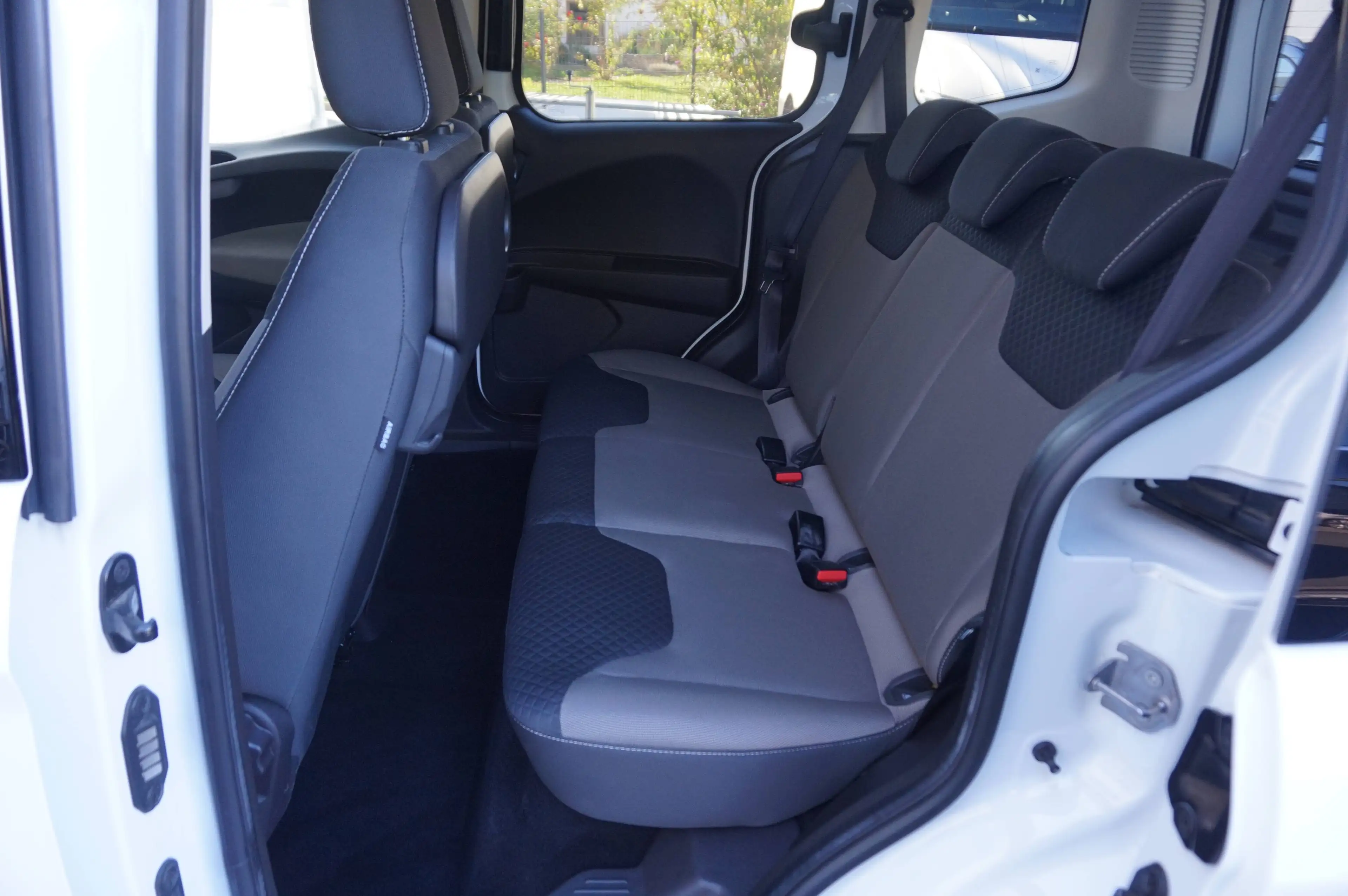 Ford Tourneo Courier 1,0l Titanium Sitzheizung Navi sehr gepflegt wenig Kilometer — photo 12