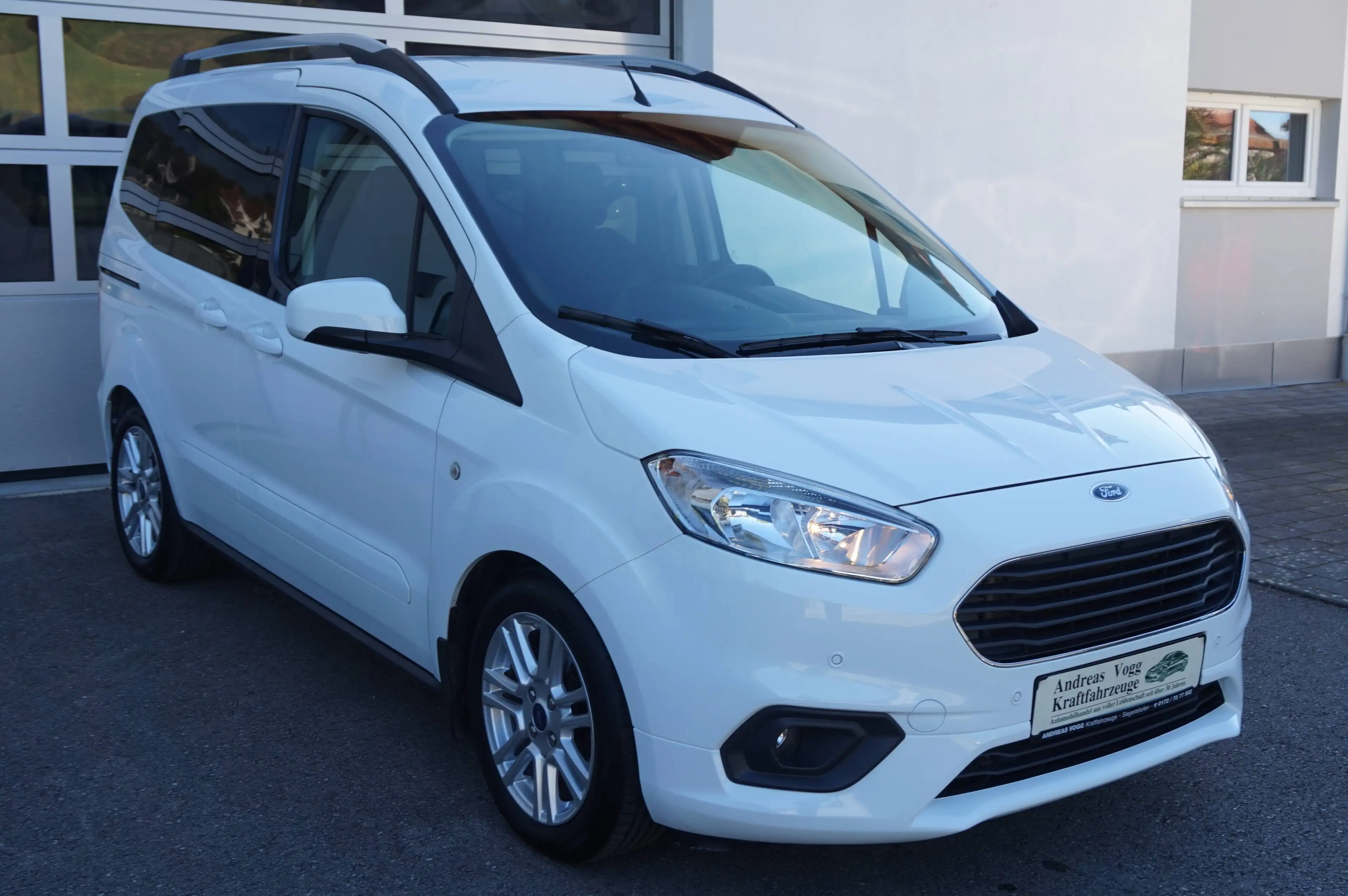 Ford Tourneo Courier 1,0l Titanium Sitzheizung Navi sehr gepflegt wenig Kilometer — photo 3