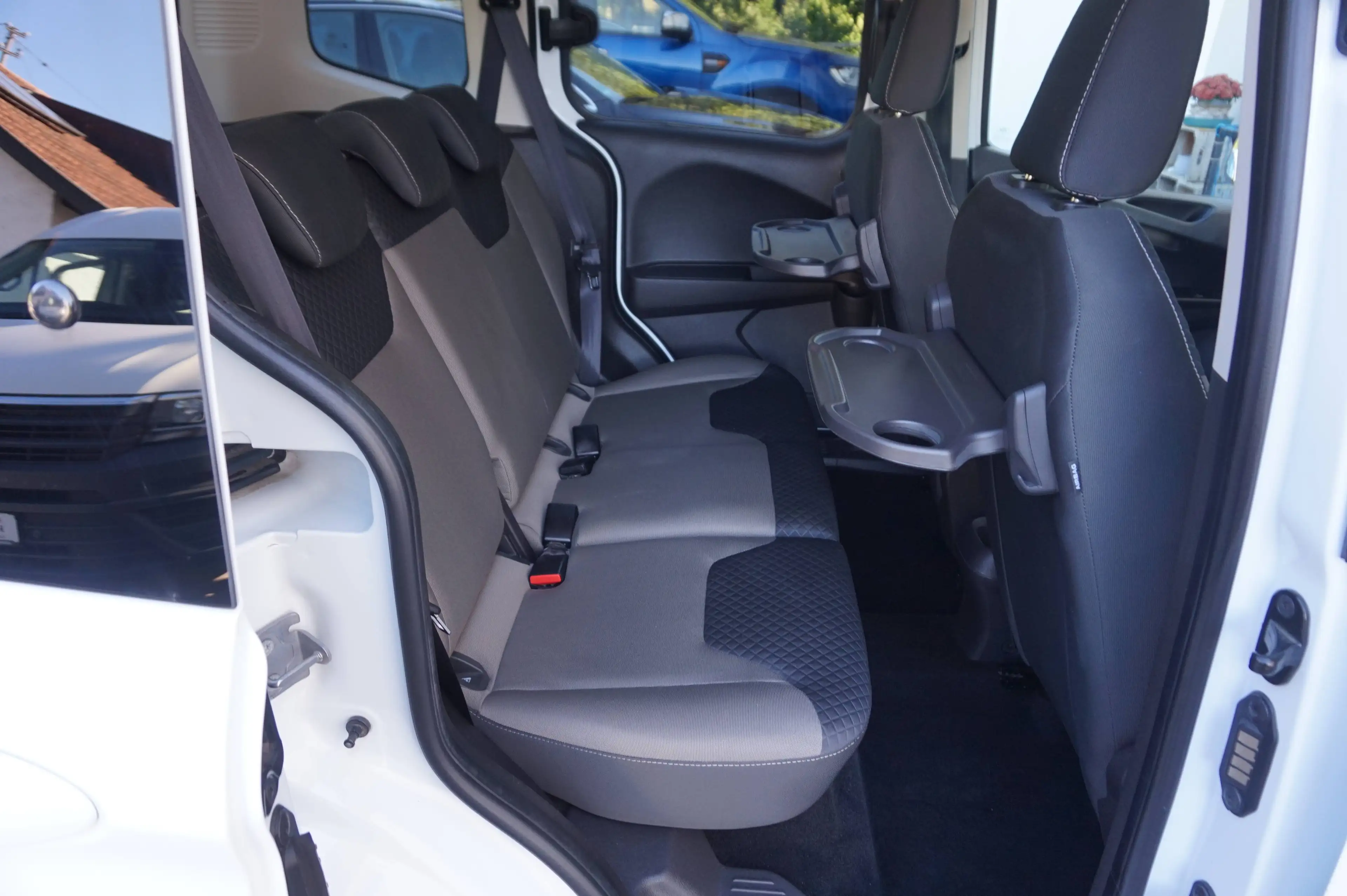 Ford Tourneo Courier 1,0l Titanium Sitzheizung Navi sehr gepflegt wenig Kilometer — photo 13