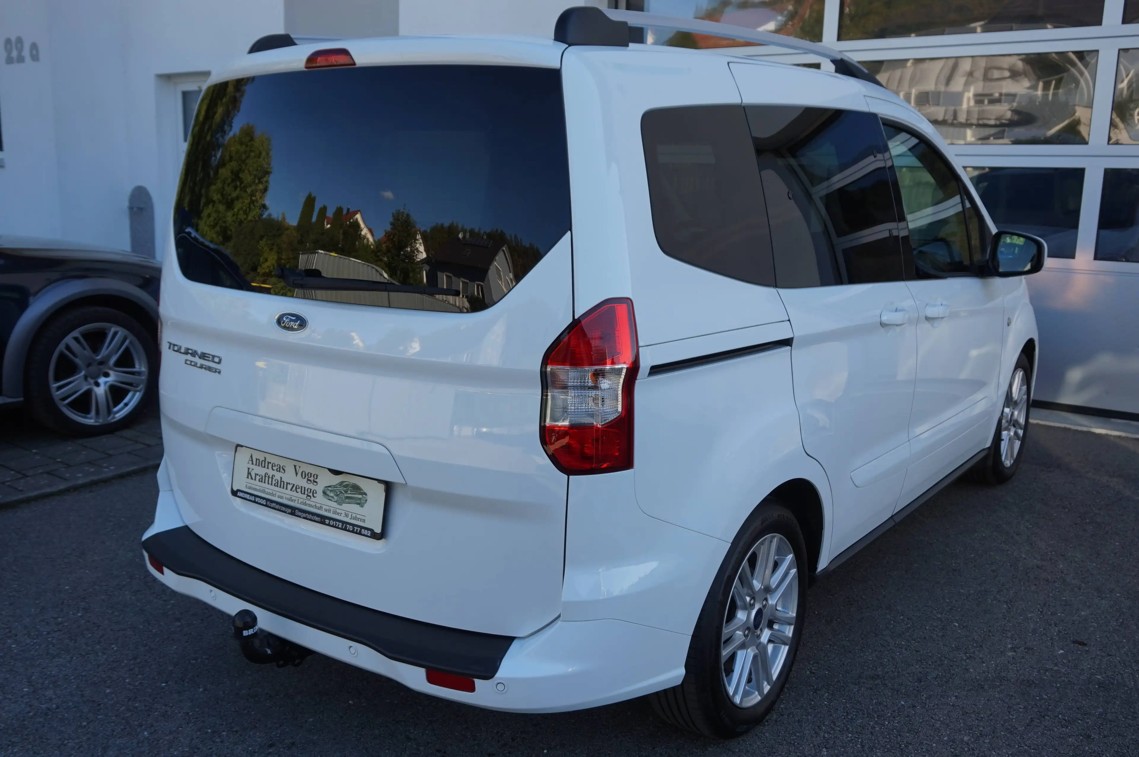 Ford Tourneo Courier 1,0l Titanium Sitzheizung Navi sehr gepflegt wenig Kilometer — photo 4
