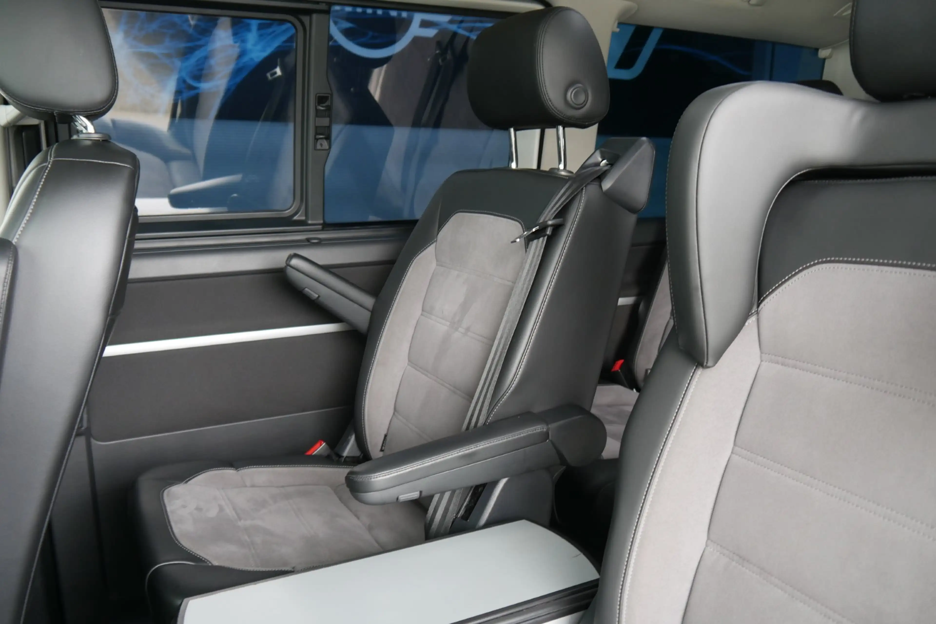 Volkswagen LT Multivan Cruise 2,0 TDI 4Motion DSG *Cruise/7-Sitze/AHK/Navi/ACC/LED* — photo 6