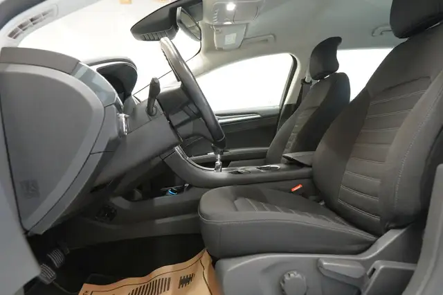 Ford Mondeo view 16