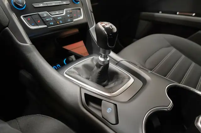Ford Mondeo view 24