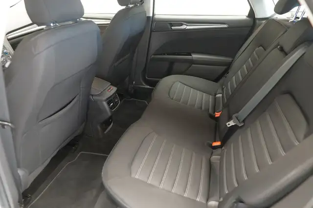 Ford Mondeo view 17